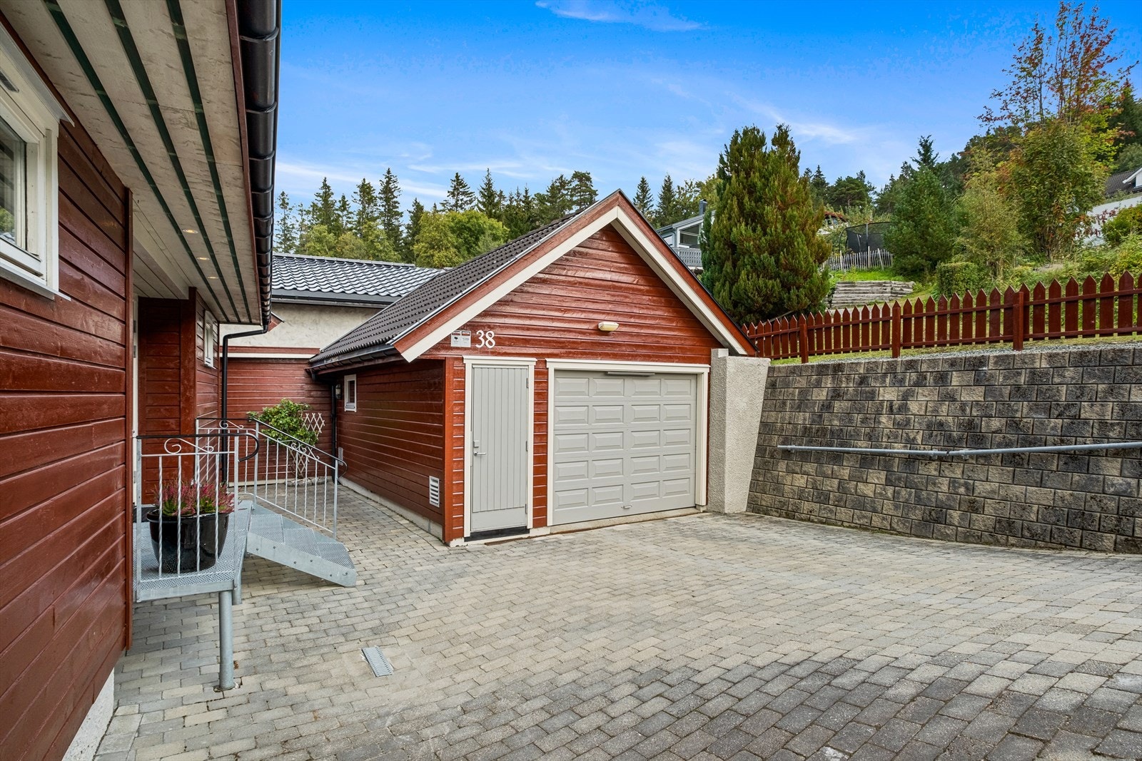 Garasjen har lagringsloft og egen elbil-lader innstallert Galleribilde