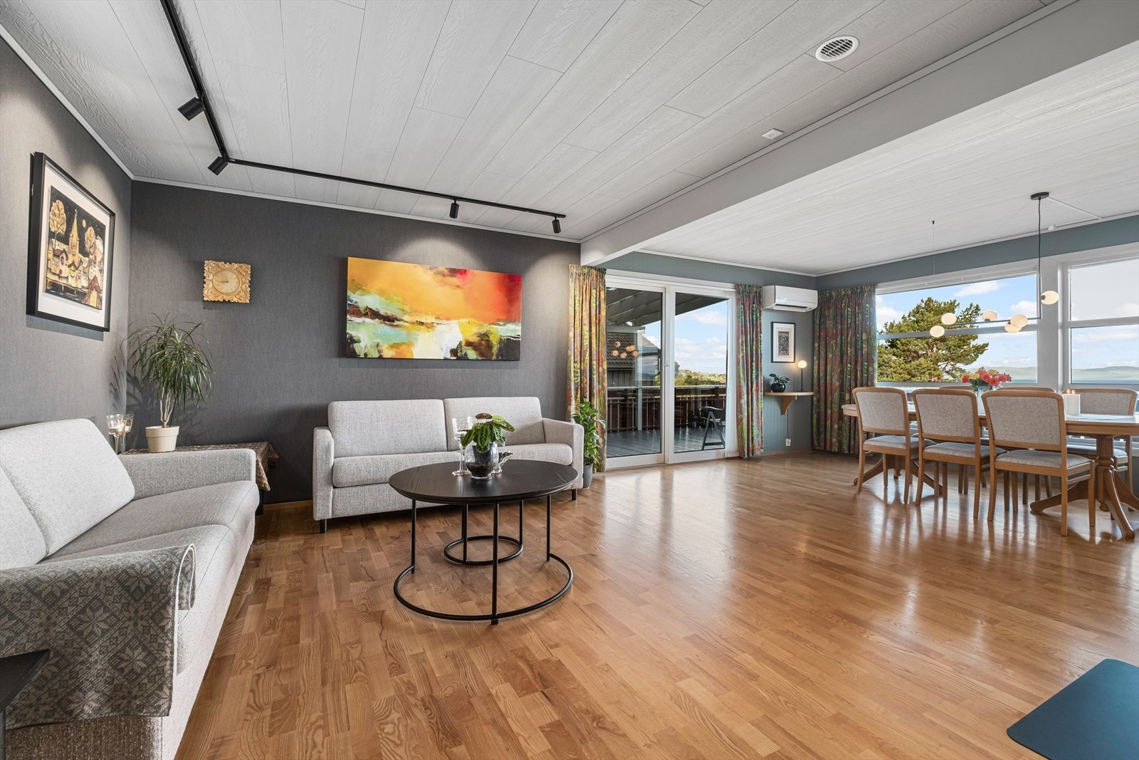 Romslig stue med plass til stor sofagruppa Galleribilde