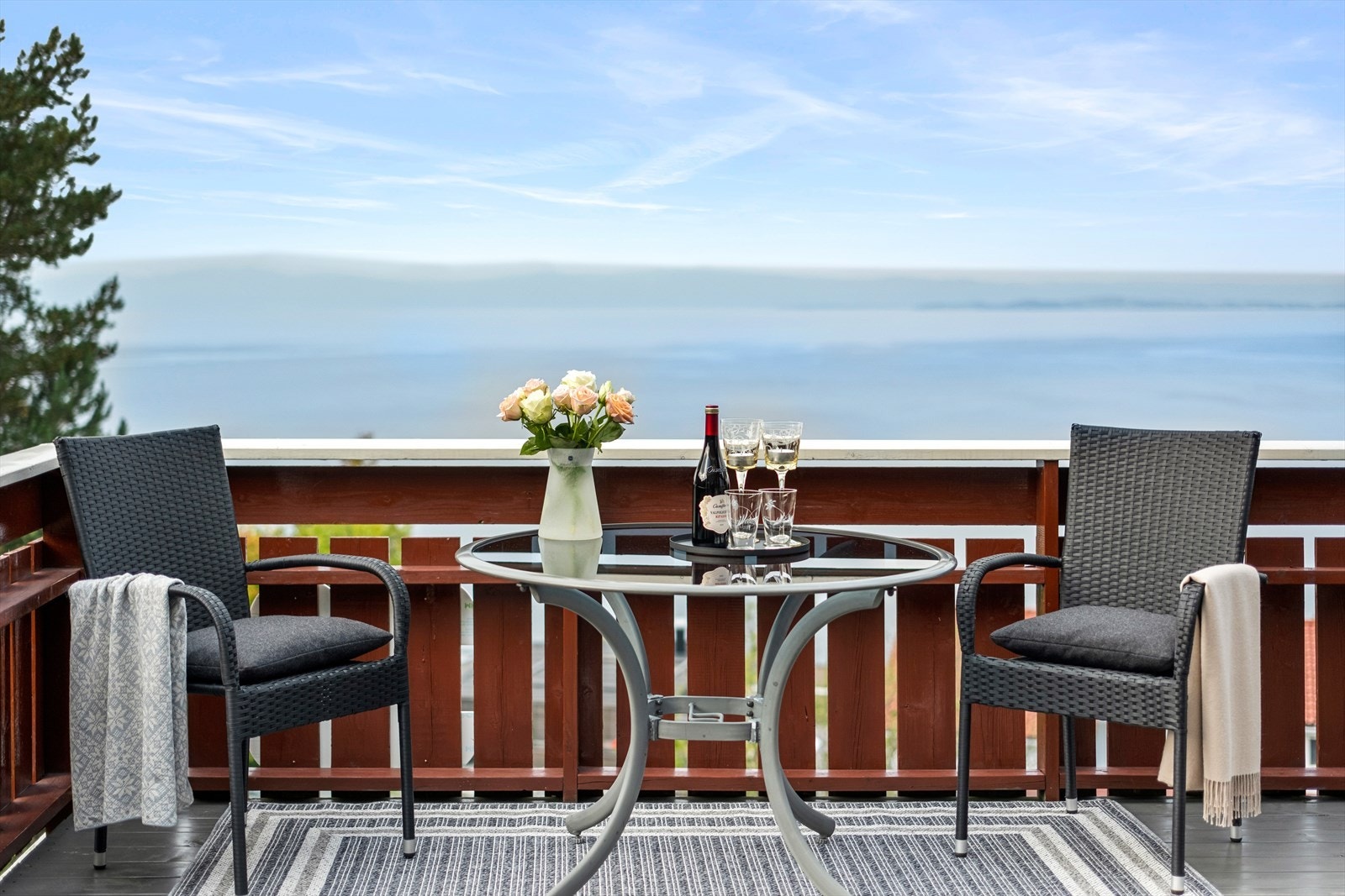 Verandaens størrelse gjør at den enkelt kan innredes med flere sittegrupper Galleribilde