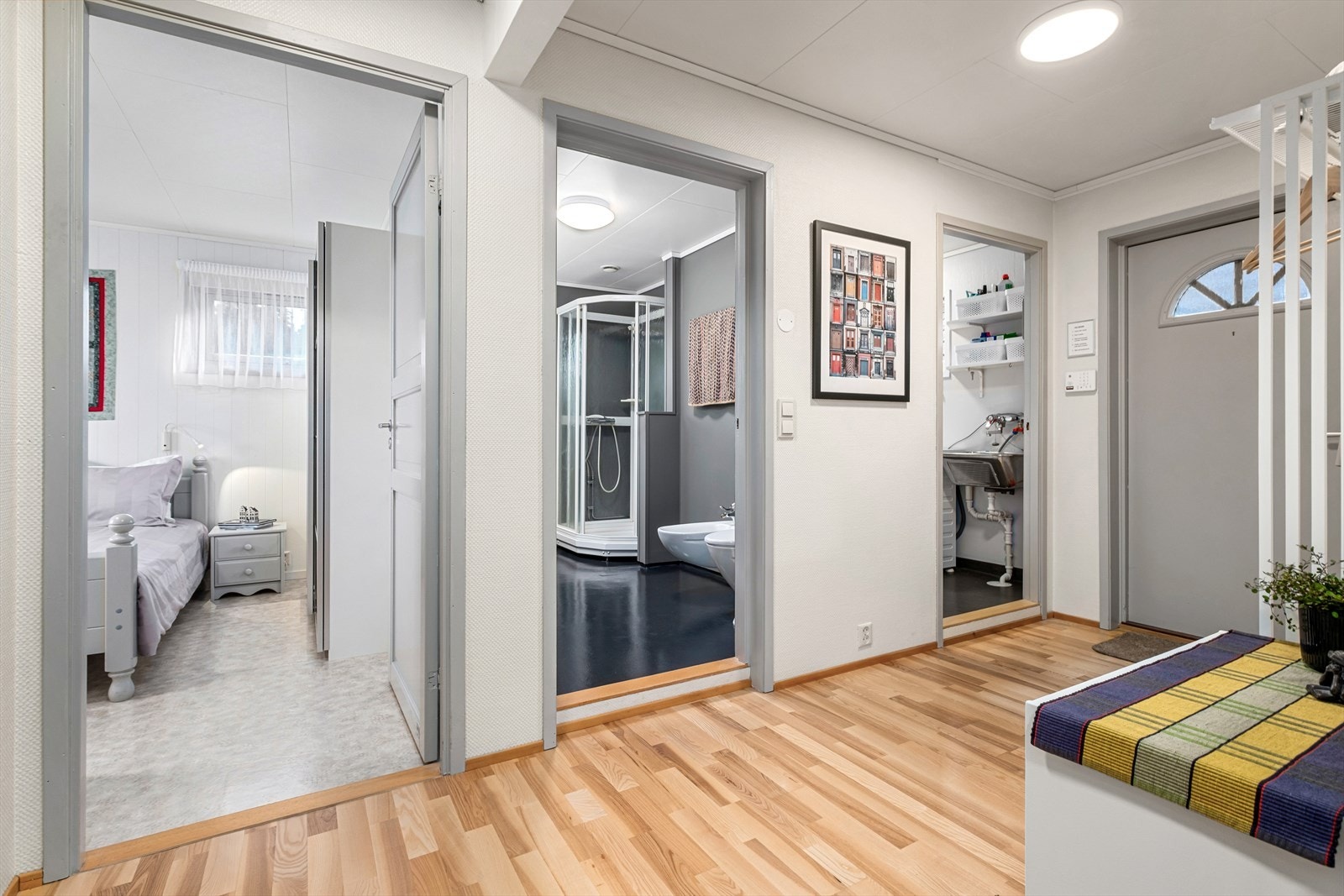 Fra entrèn er det tilgang til både vaskerom, bad og soverom. Galleribilde