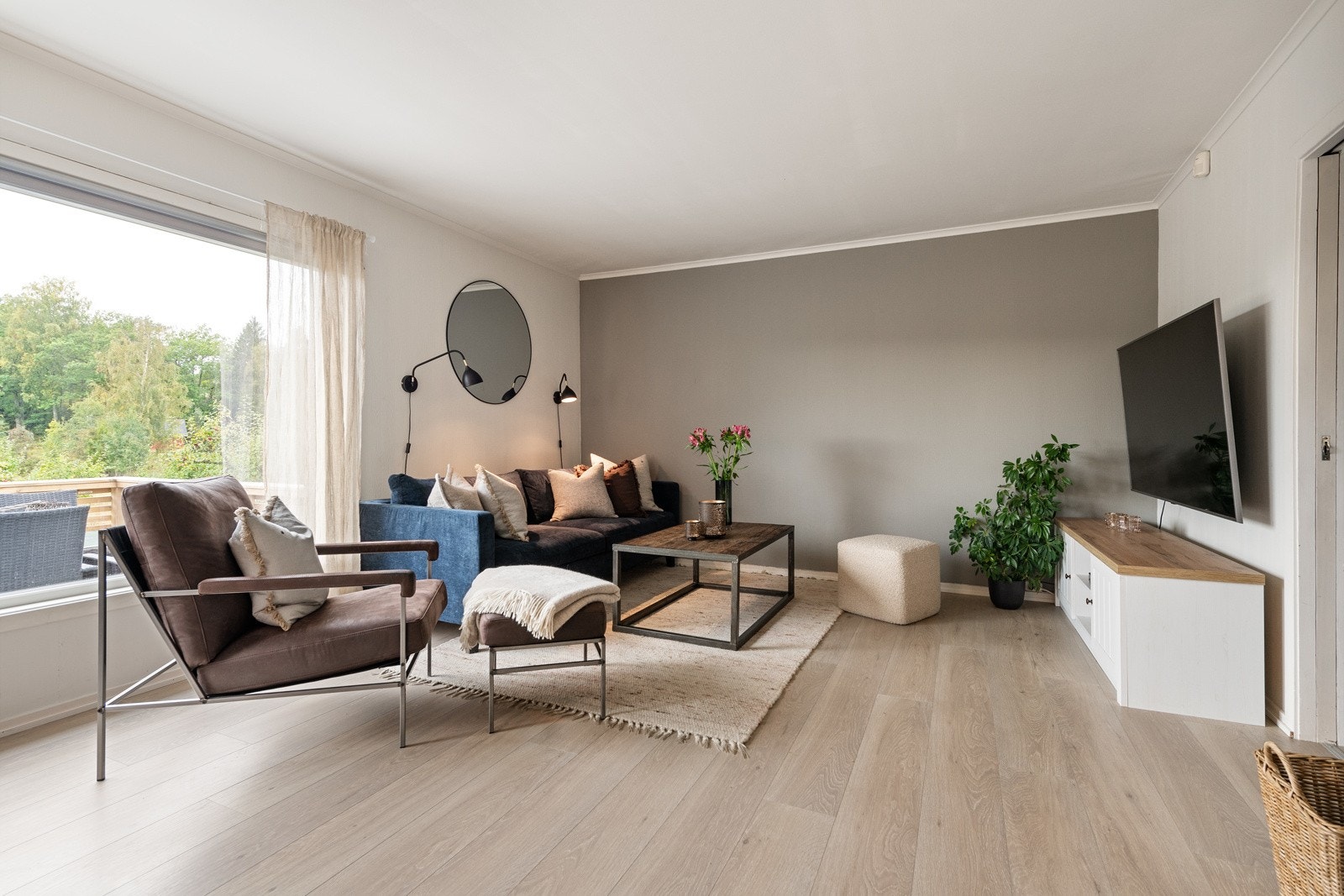 Fin stue med god plass til sofakrok. Store vinduer slipper rikelig med naturlig lys inn. Galleribilde