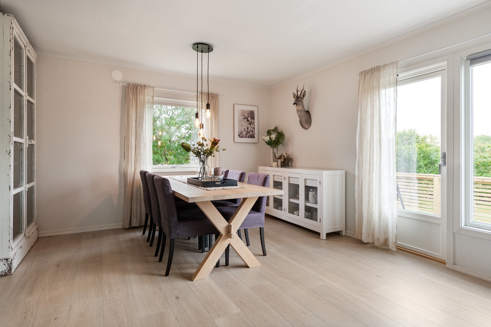 Spiseplassen har en naturlig del i stuen. Fra spisestuen er det også utgang til veranda med hyggelig utsyn! Galleribilde