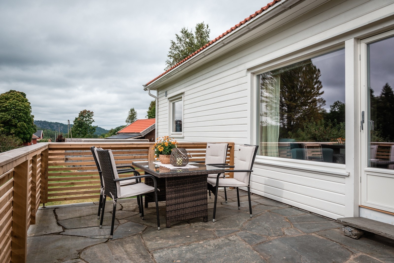 Flott uteplass med adkomst fra stuen. Her har man hyggelig utsyn over egen hage. Galleribilde