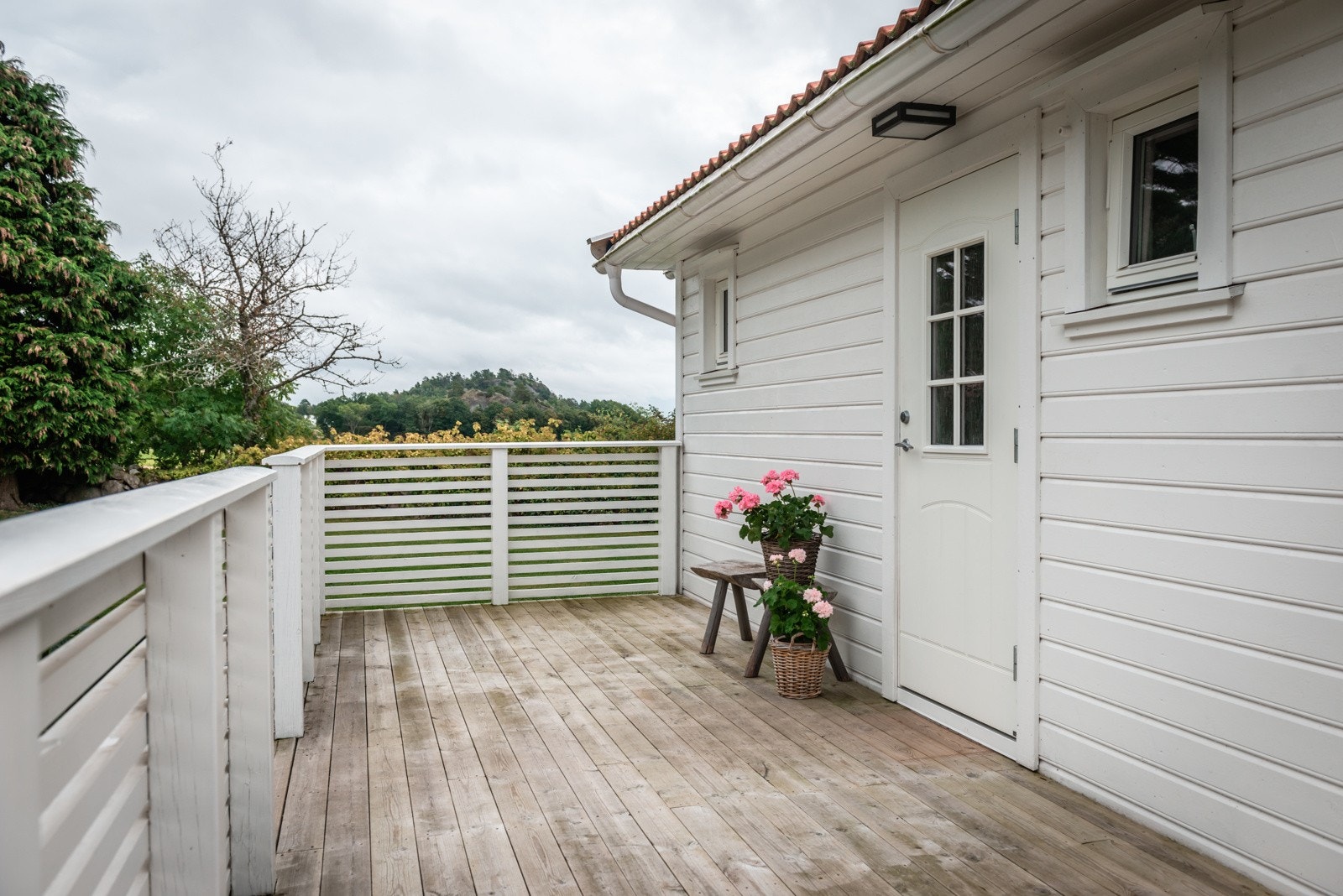 Ved inngangspartiet er det bygget en fin veranda med god plass til sittegruppe. Galleribilde