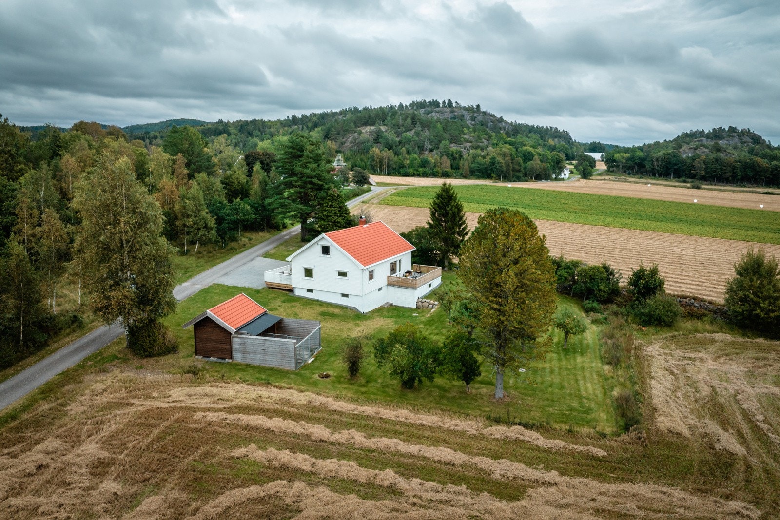 Det er i nyere tid skiftet kledning, etterissolert, byttet tak, samt nye vinduer og dører i 1 og 2. etasje. . Galleribilde