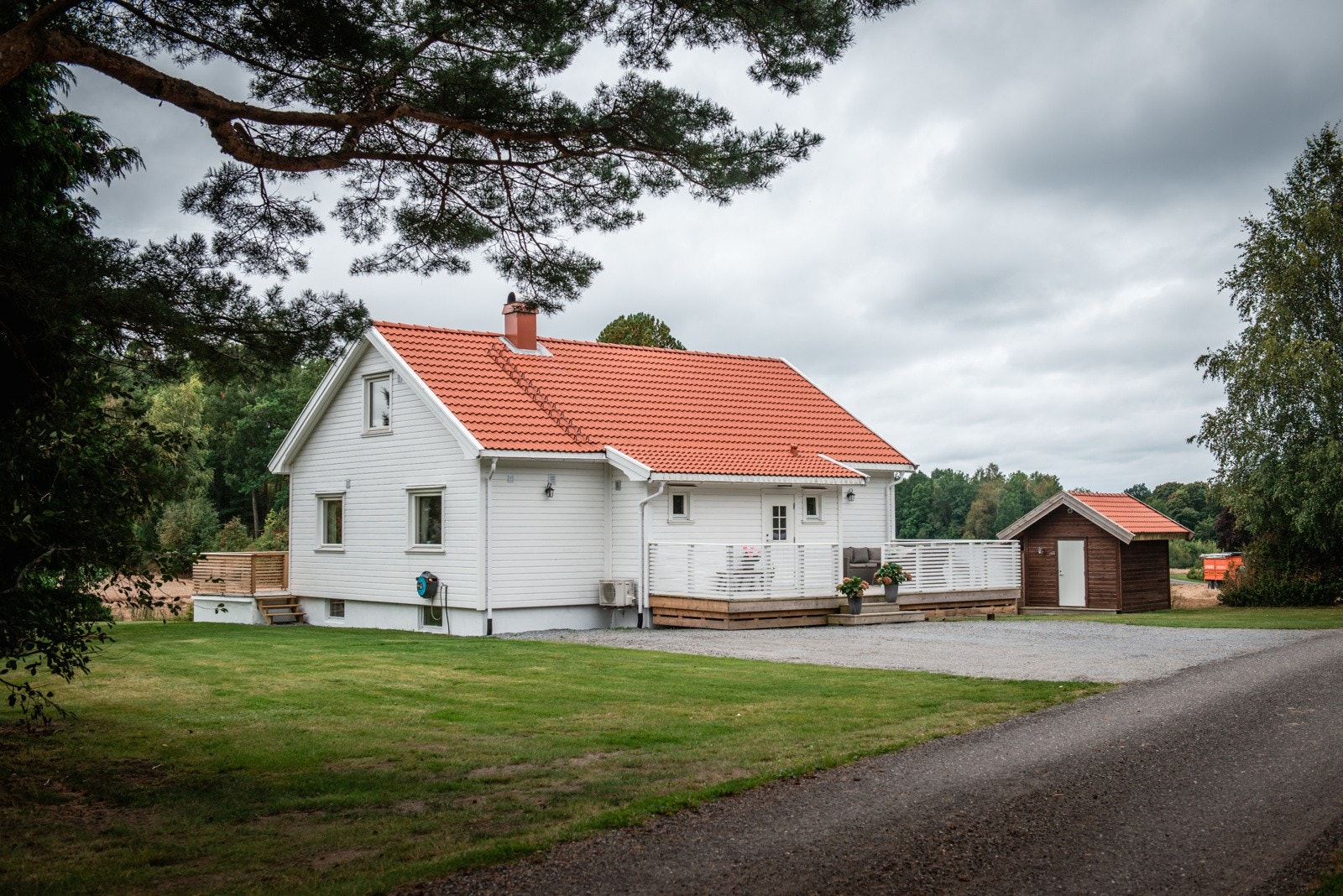 Velholdt og oppgradert enebolig med landlig og usjenert beliggenhet. Galleribilde