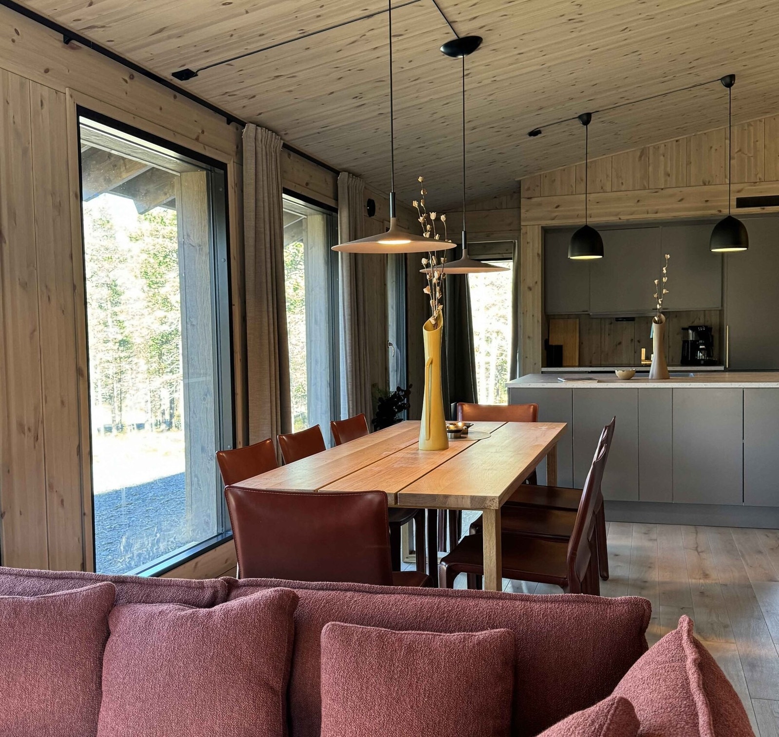 Fastmonterte lamper medfølger i leveransen, som disse lekre Aplomb lampene fra Foscarini.
Løse pyntegjenstander medfølger ikke. Galleribilde