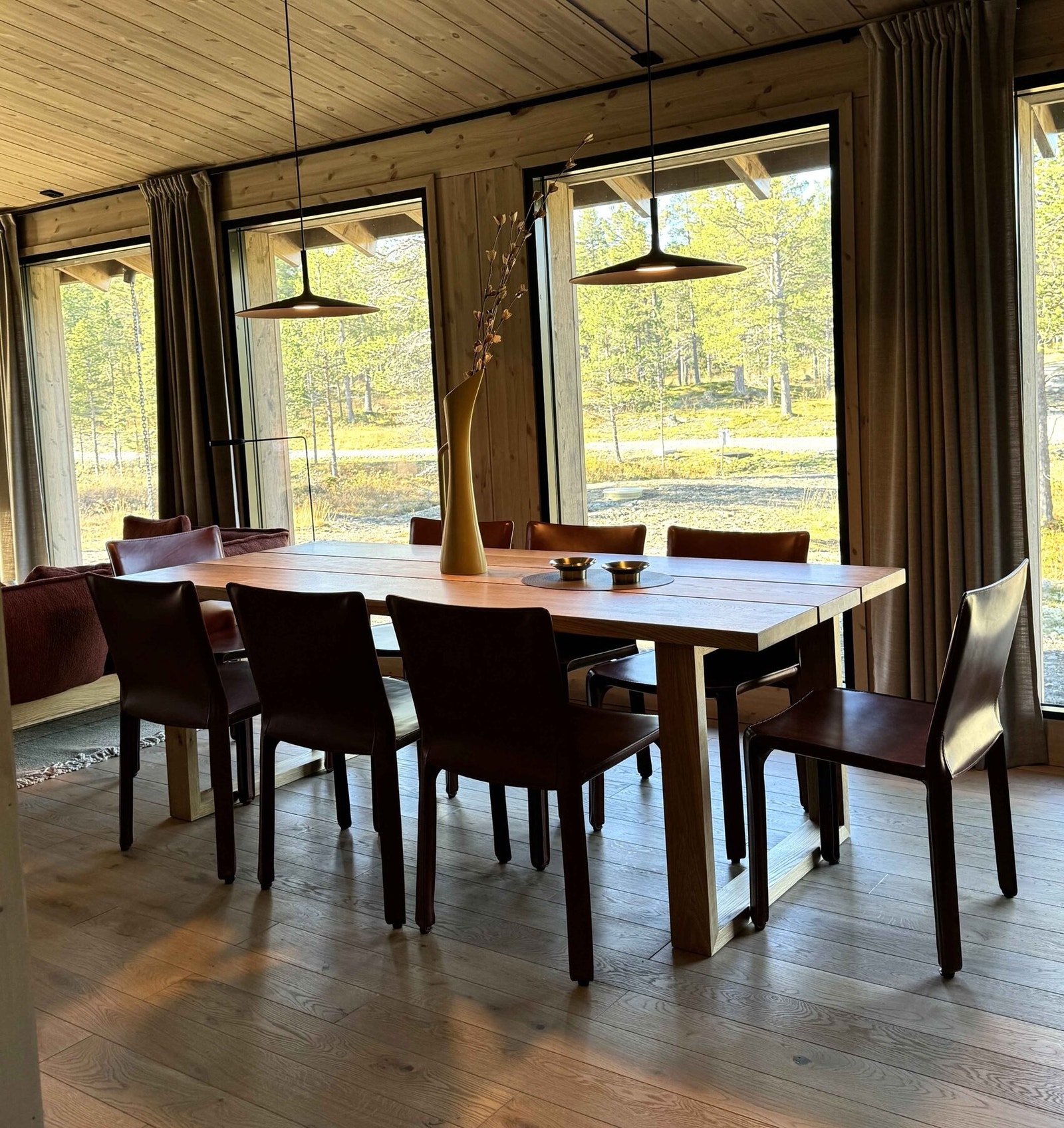 God plass til romslig spisestue - med utsikt! Løse møbler kan kjøpes ekstra hvis ønskelig. Løse pyntegjenstander medfølger ikke. Galleribilde