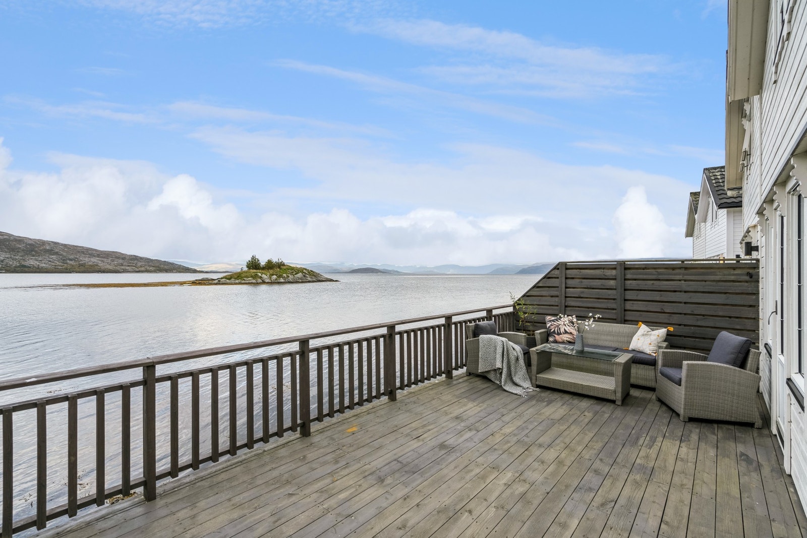 Nydelig utsikt fra nordøstvendt terrasse mot fjorden og omkringliggende fjell. Galleribilde