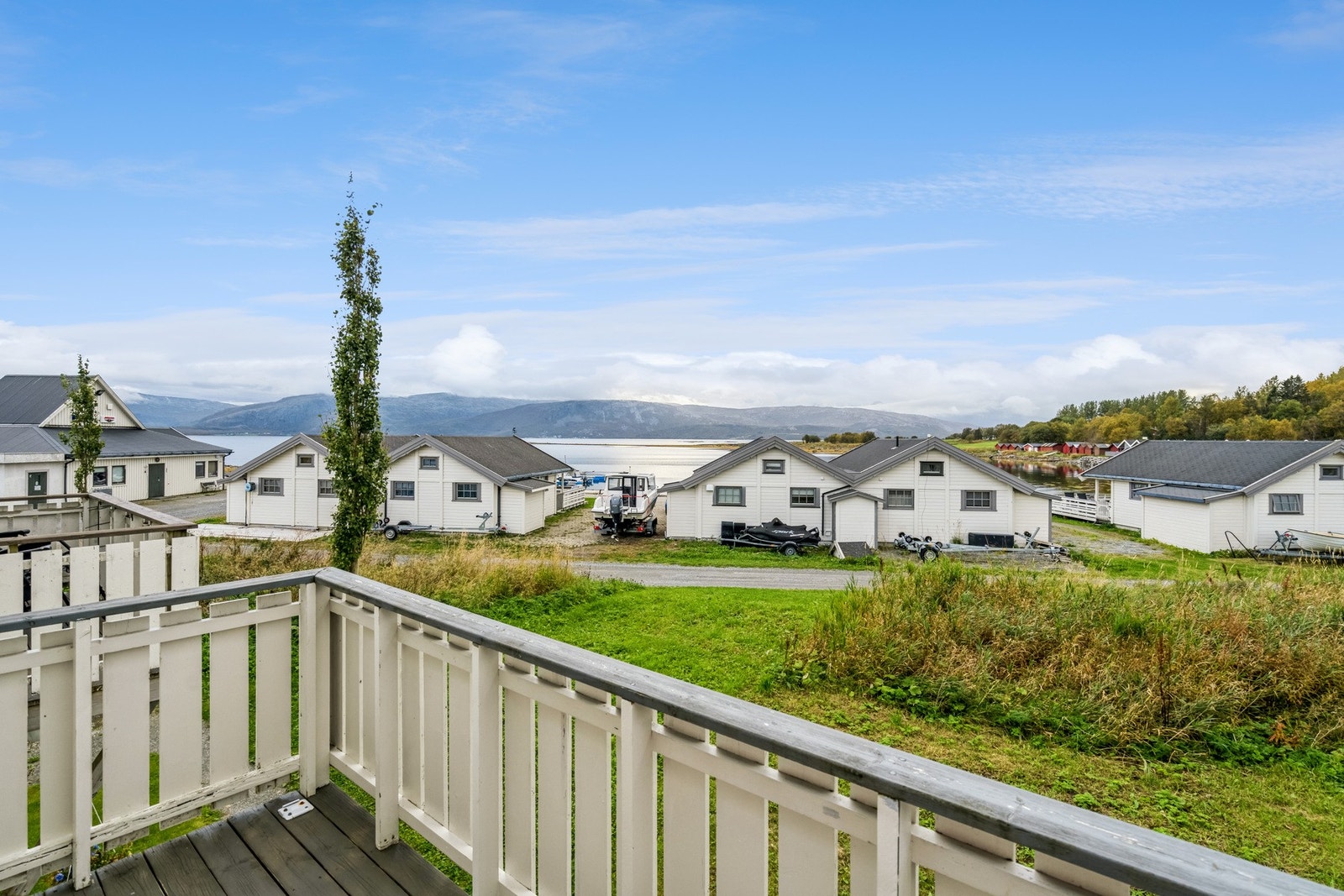 Sørvestvendt veranda på ca. 4 m² med gode solforhold - fine omgivelser både sommer og vinter! Galleribilde