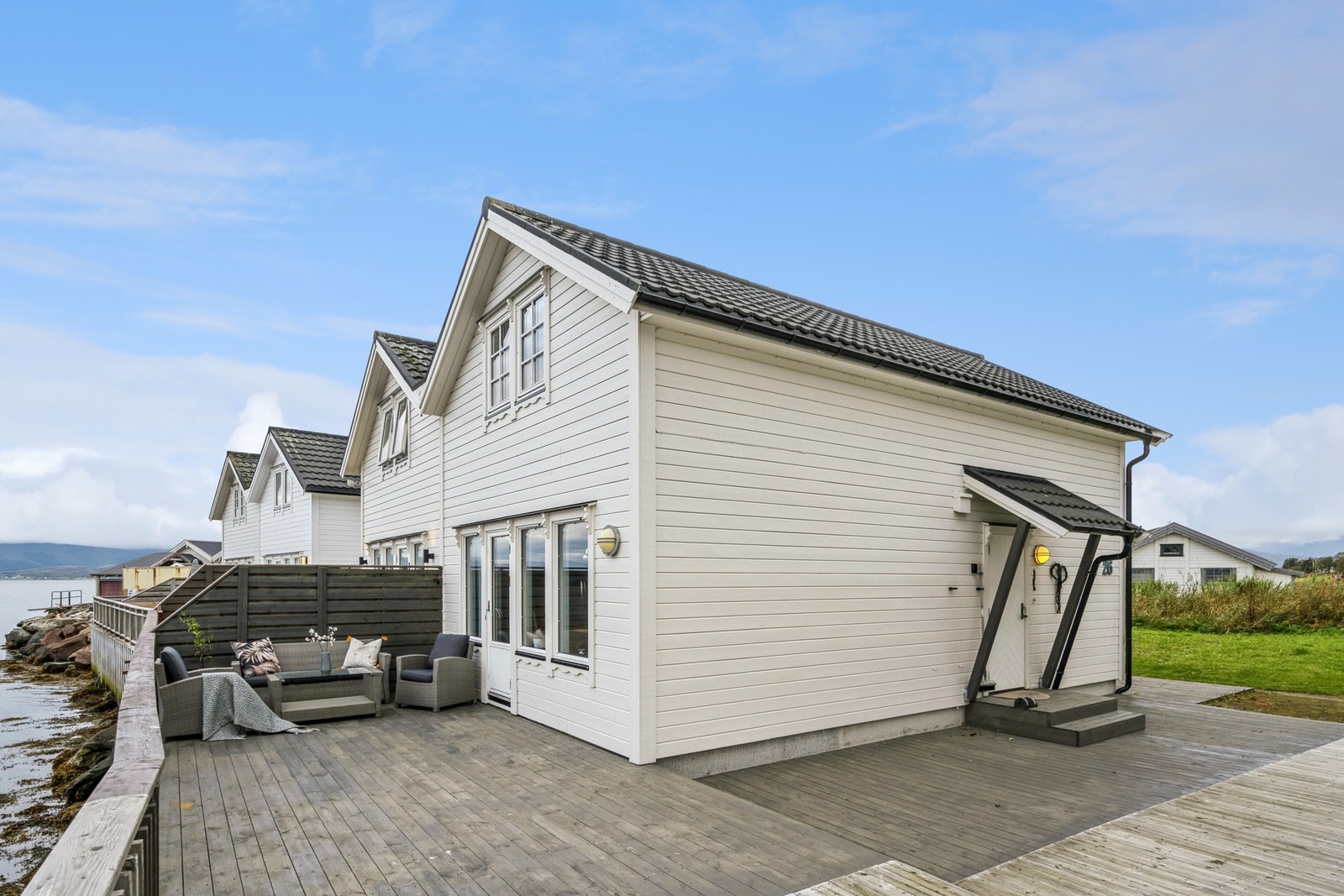 Terrasse rundt nord, øst og vestsiden av huset. Gode solforhold! Galleribilde