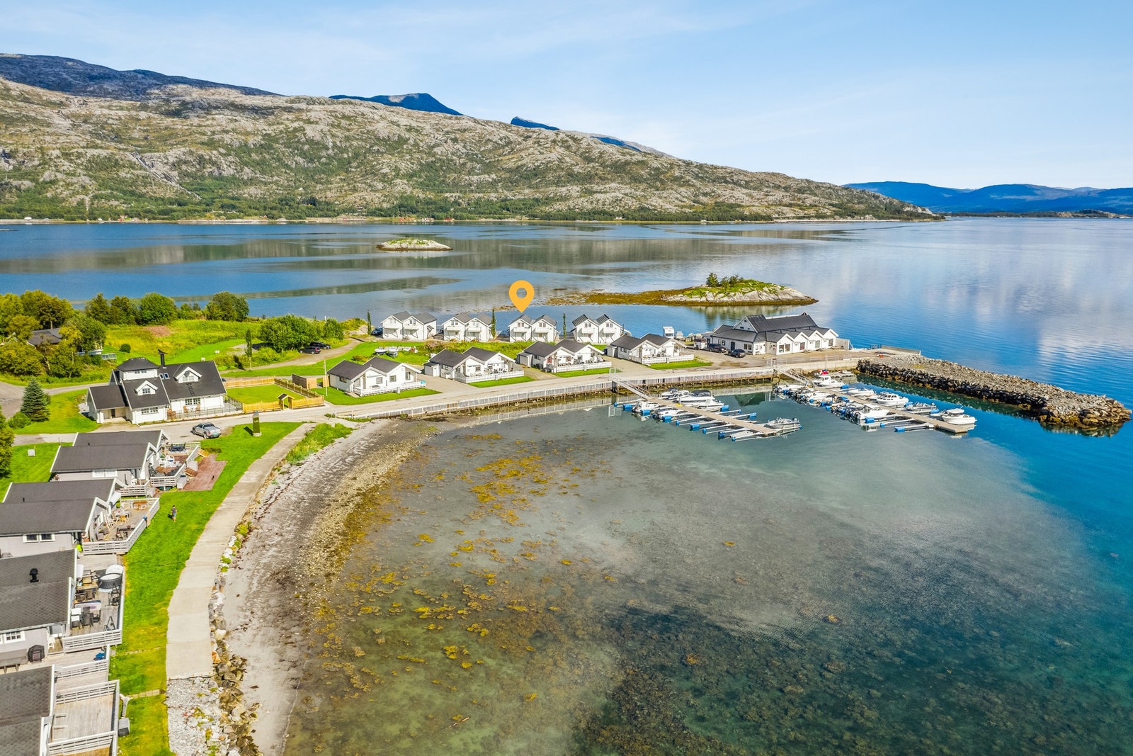 EiendomsMegler1 ved Mathias Olsen har gleden av å presentere et flott sjøhus på idylliske Naurstad! Galleribilde