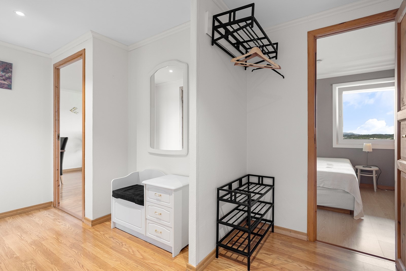 Gang med garderobe og downlights i tak Galleribilde