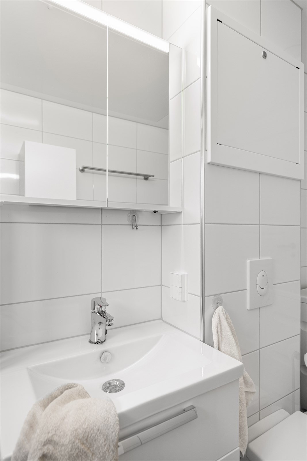 Det er elektriske varmekabler i gulvet. Downlights i tak Galleribilde