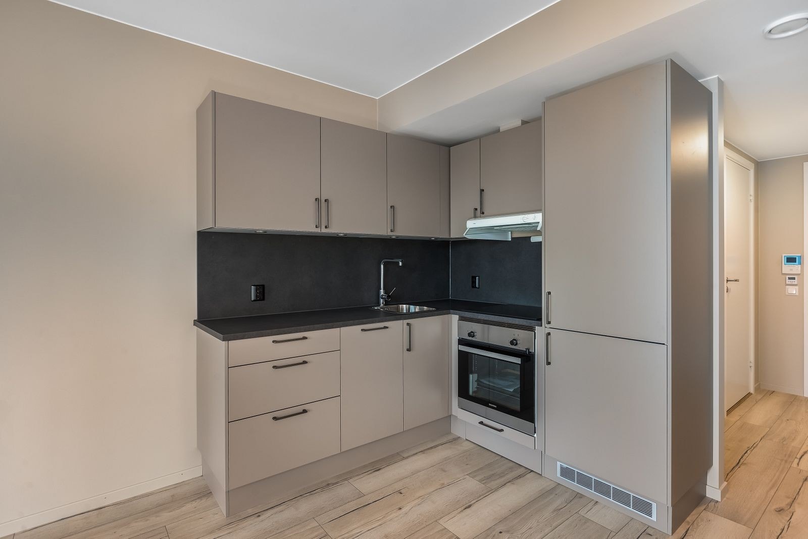 Kjøkken med integrerte hvitevarer Galleribilde