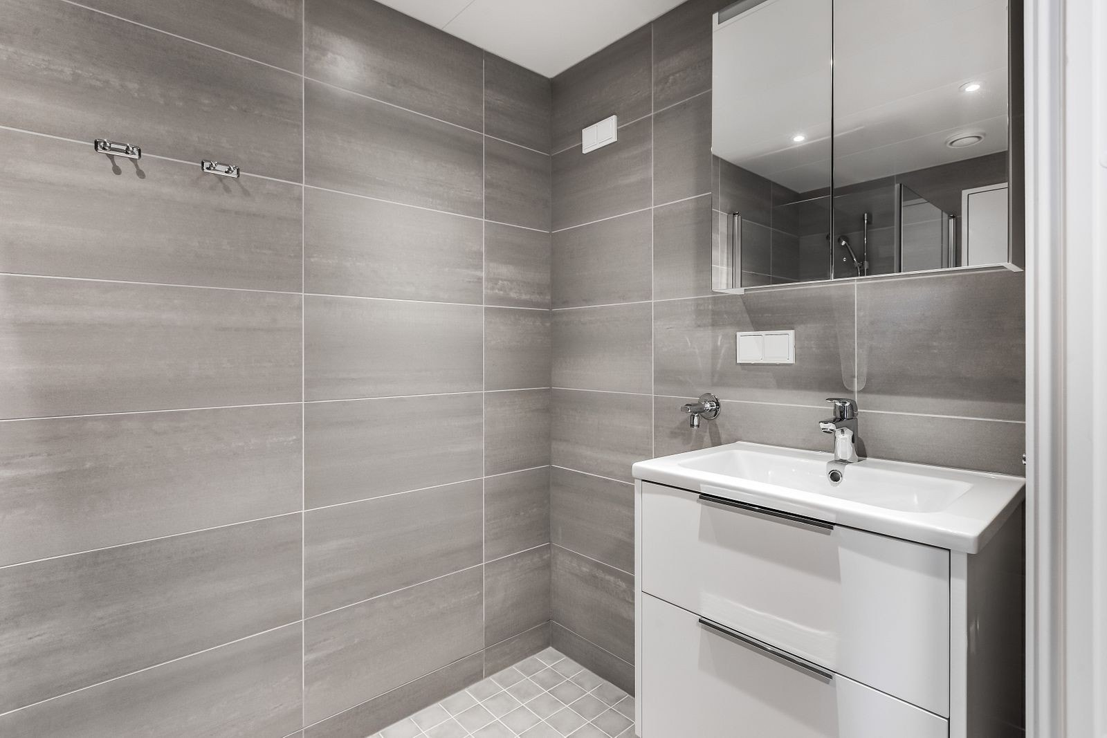 Flislagt bad med opplegg til vaskemaskin Galleribilde