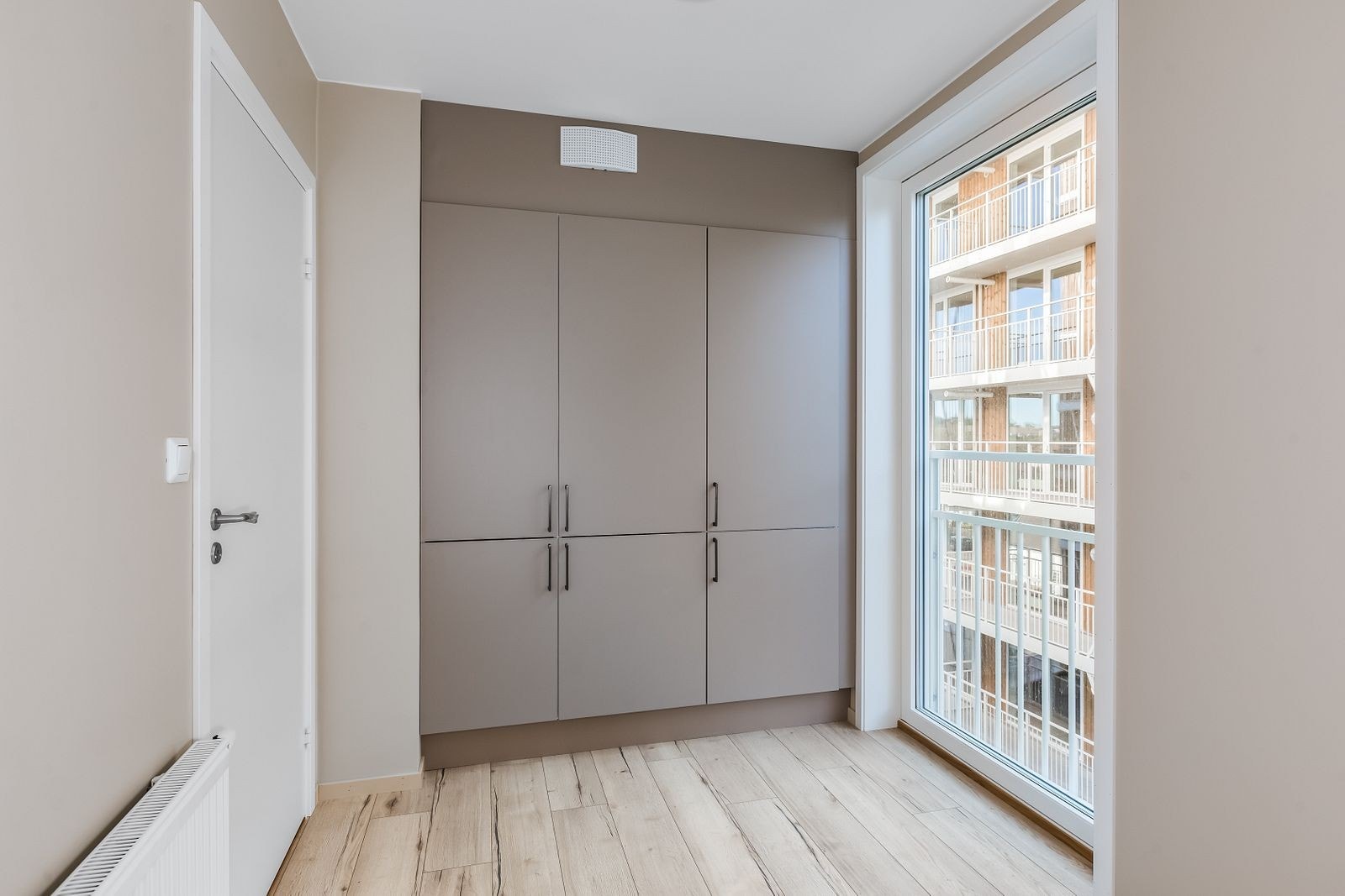 Soverom med garderobeskap Galleribilde