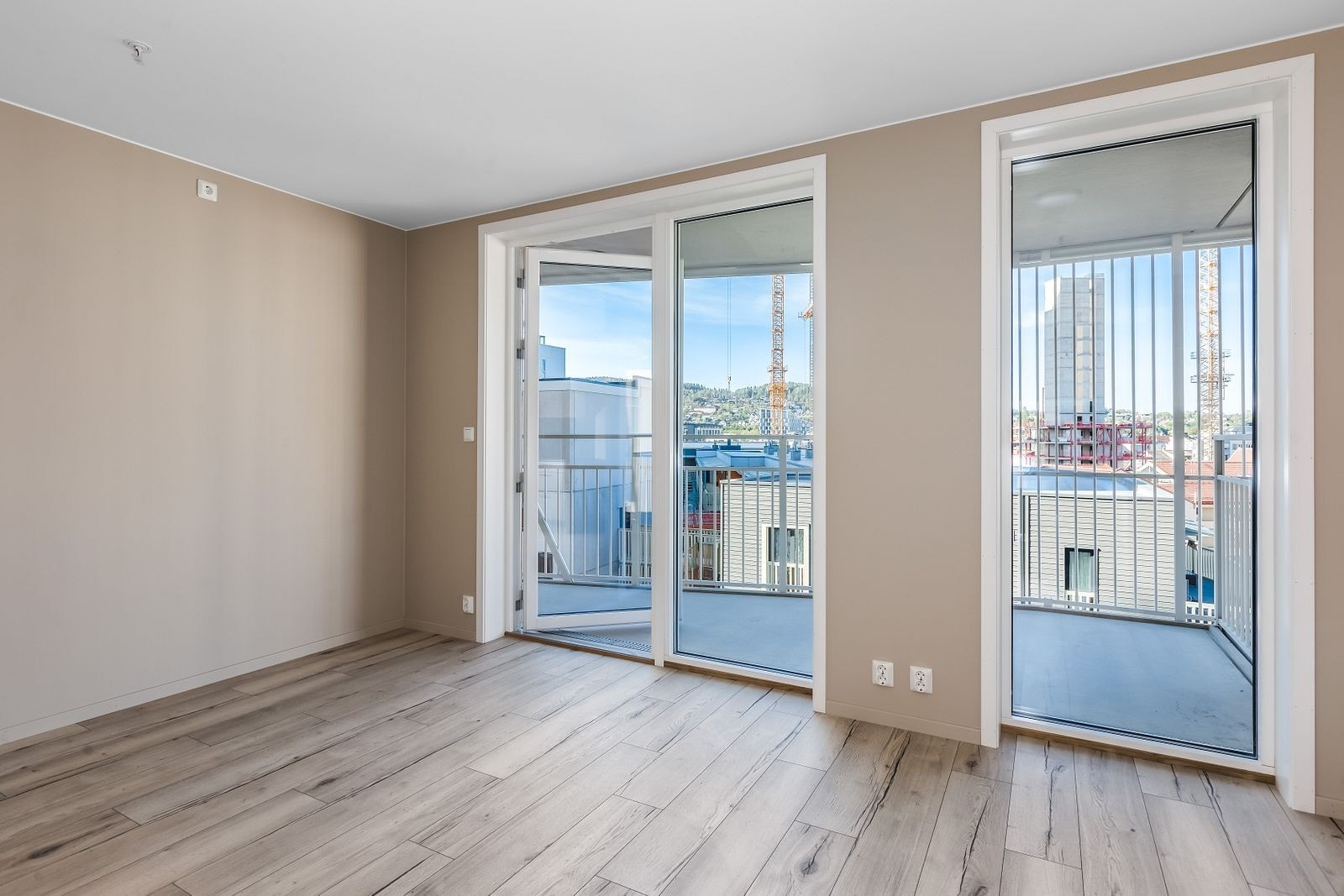 Lys stue med utgang til balkong Galleribilde