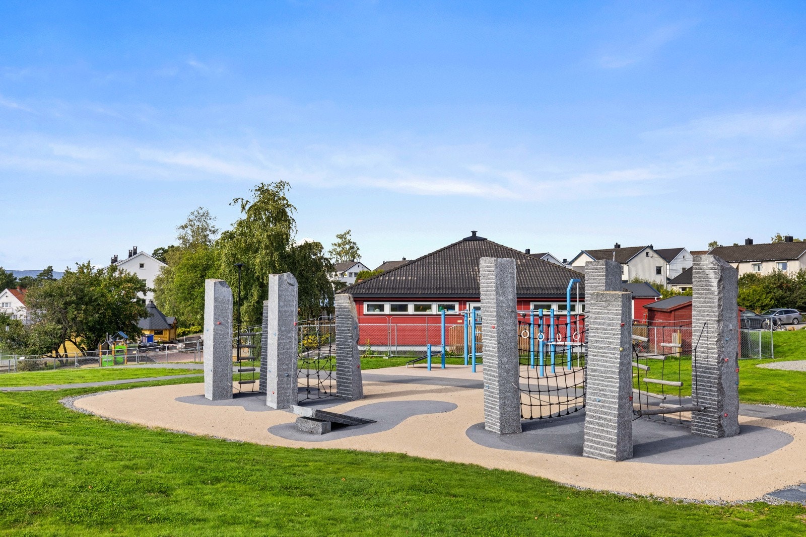 På uteområdene er det utegym, klatreområde, grill og benker. Borettslaget lager skøytebane på vinteren og tilrettelegger for ballspill om sommeren Galleribilde