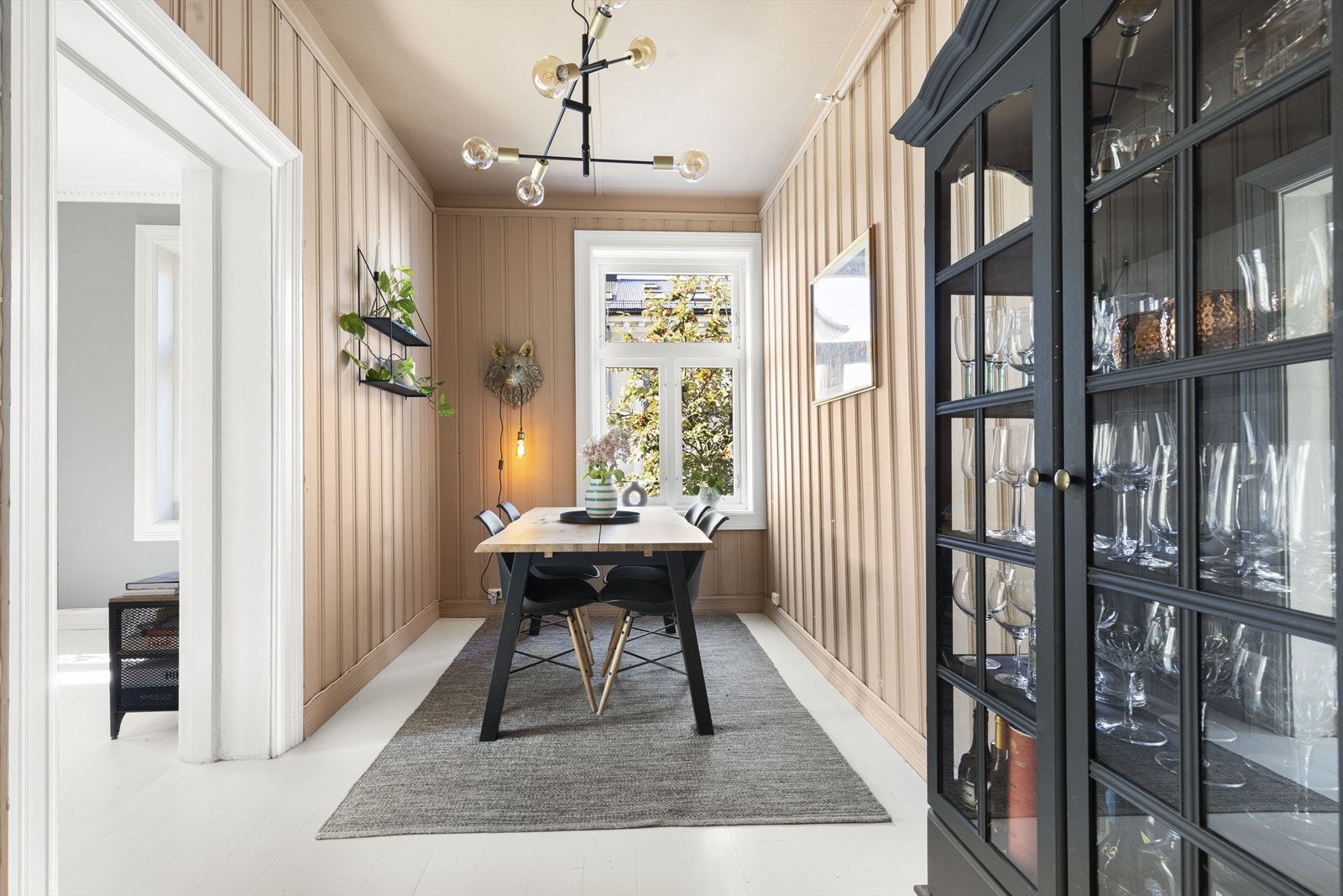 Vegg-i-vegg med stuen finner du spisestuen. Galleribilde