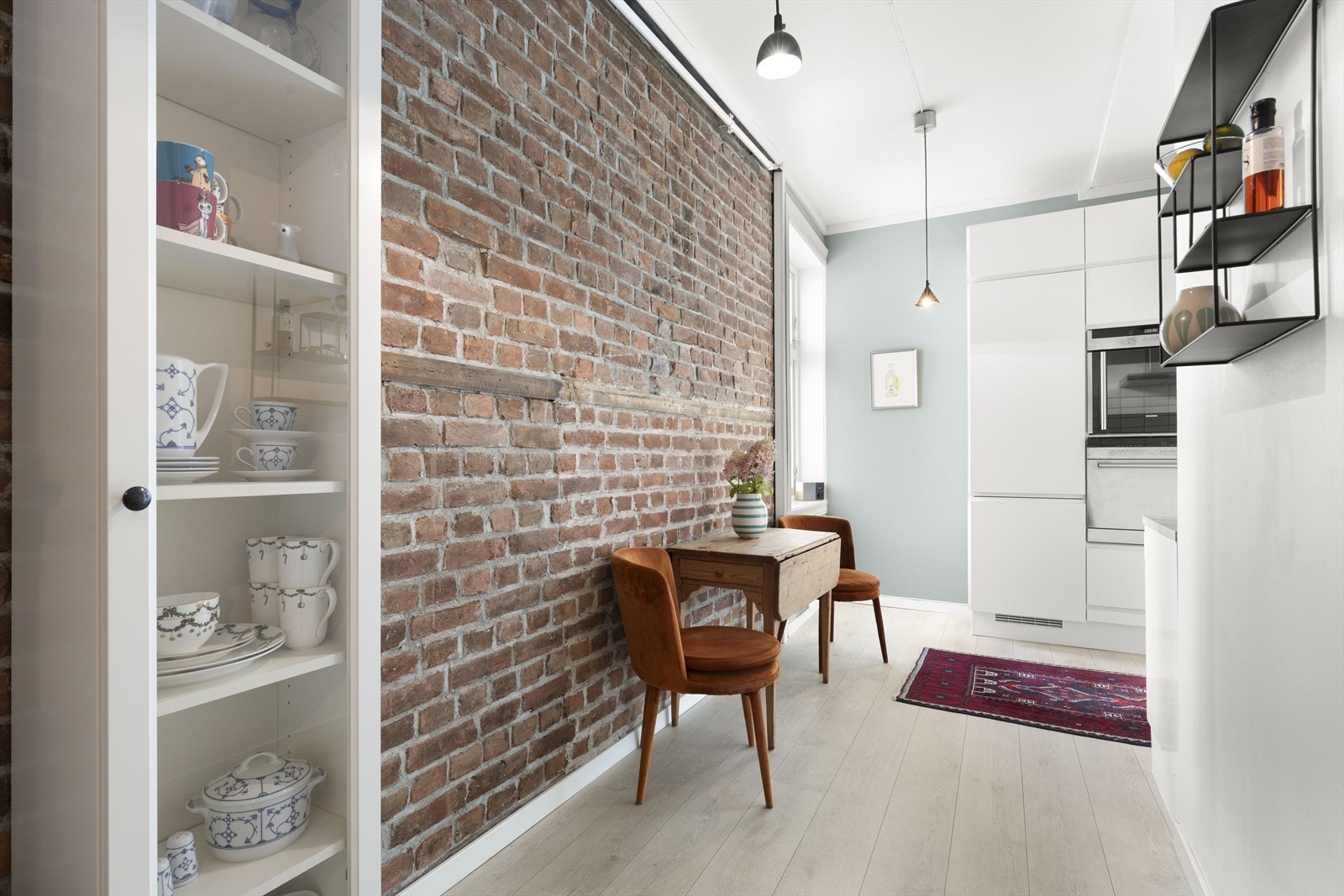 Stilfull kontrastvegg i teglstein på kjøkken. Galleribilde