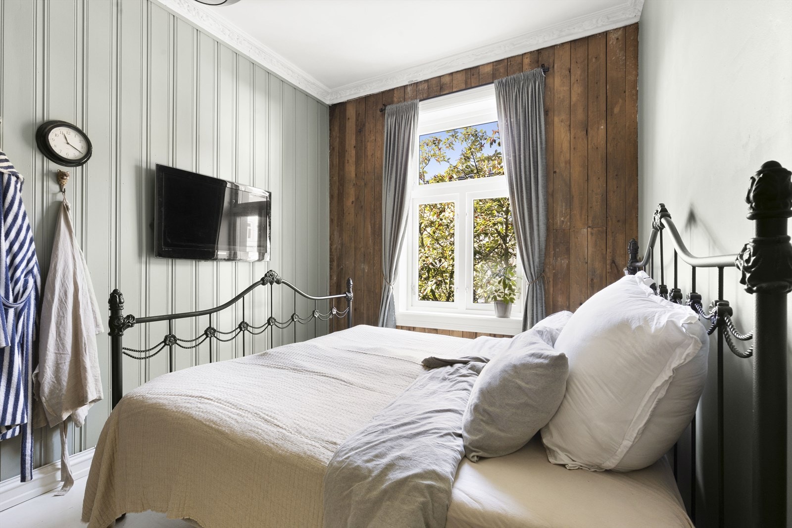 Det store vinduet gir godt med lysinnslipp. Galleribilde