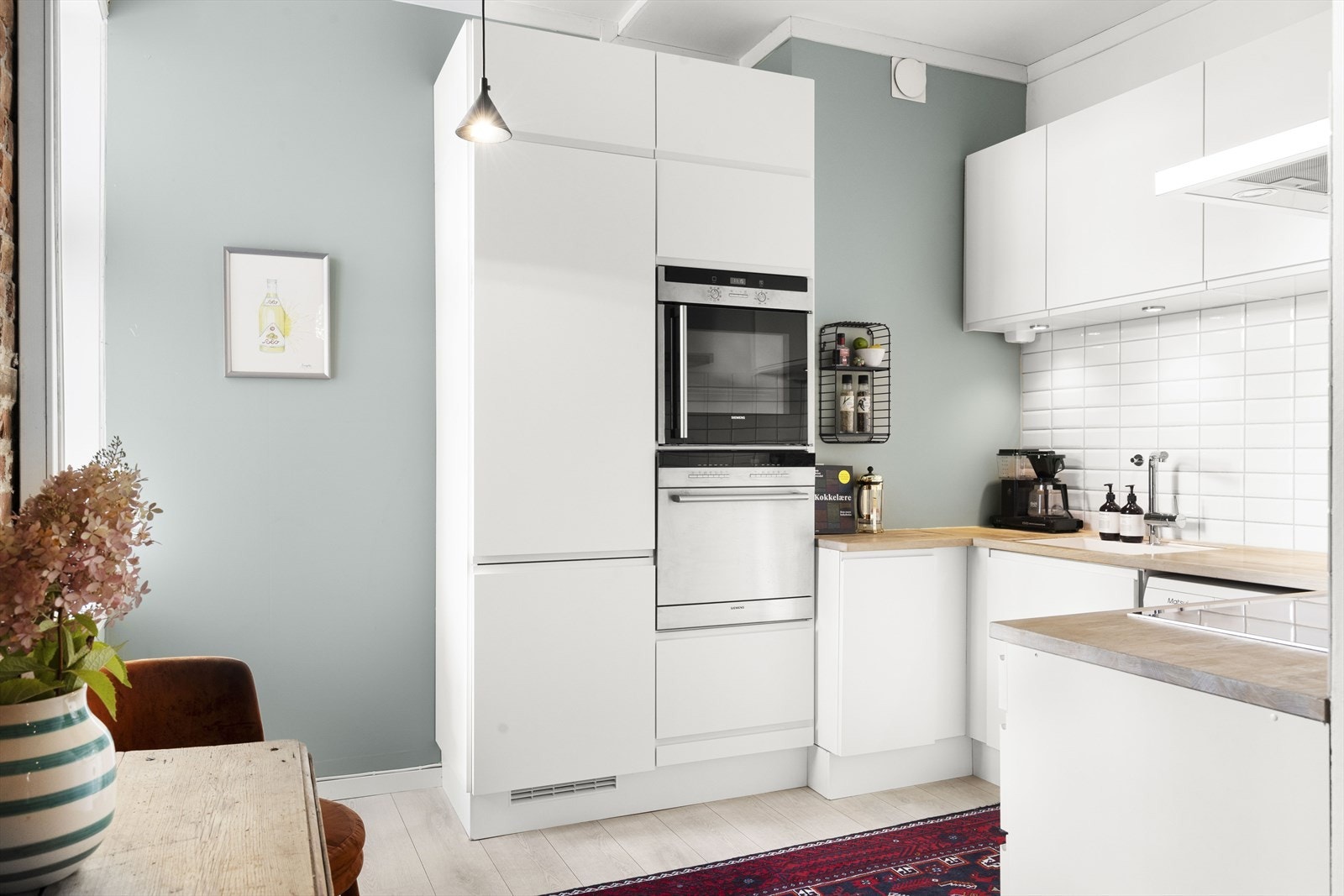 Kjøkkeninnredningen er bestående av glatte fronter og heltre benkeplate med underlimt kum. Galleribilde