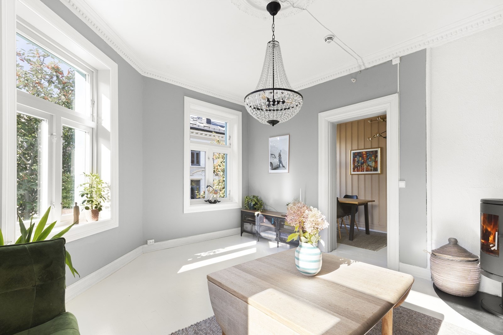 Legg merke til de store vindusflatene som bidrar til rikelig med lysinnslipp. Vinduene er nye i 2024. Galleribilde