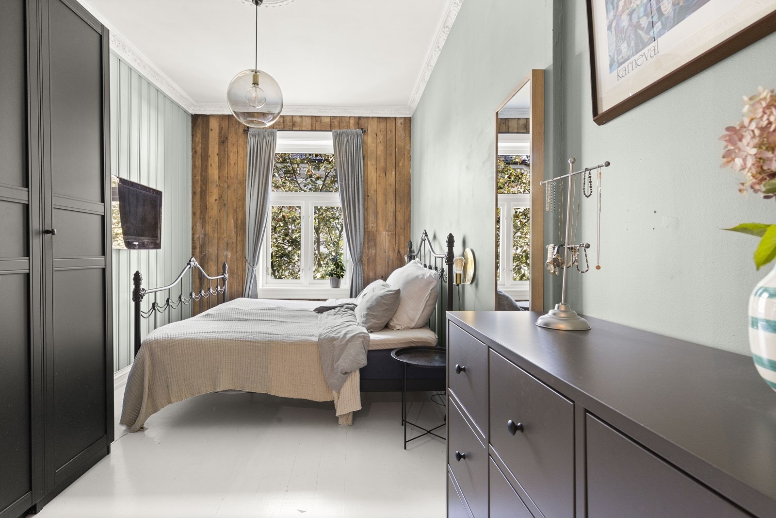 Romslig soverom med god plass til dobbeltseng, nattbord og øvrig soveromsmøblement. Galleribilde