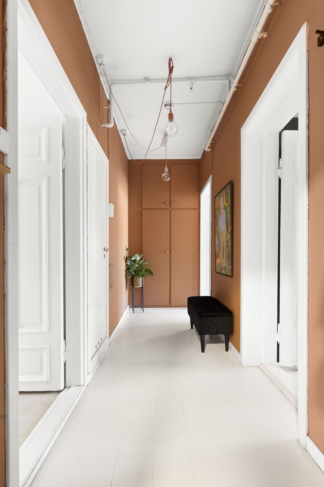 Fra spisestuen ankommer du en gang som tar deg videre til boligens fasiliteter. Galleribilde