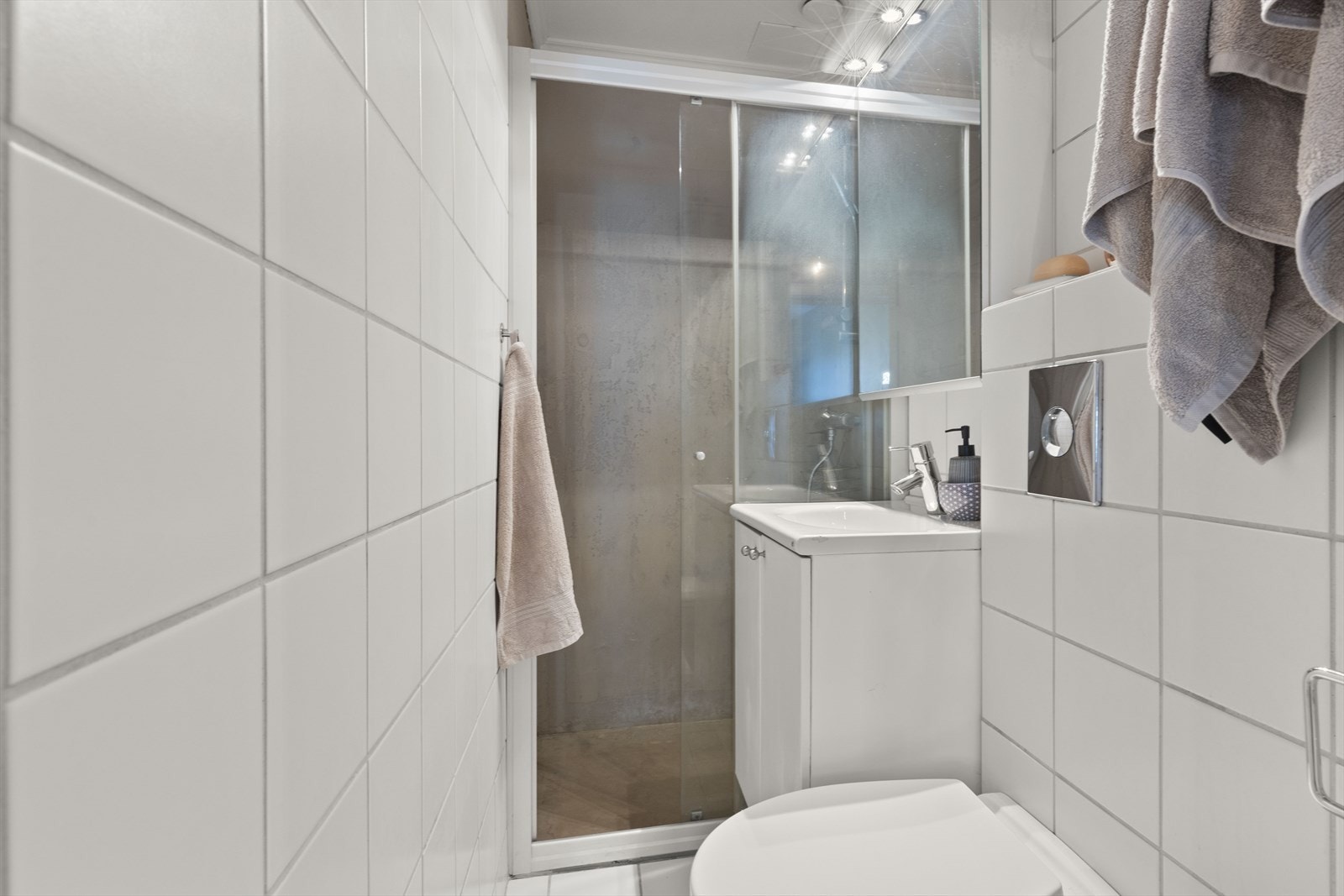 Microsementent i dusjsonen ble lagt i 2017. Det er varmekabler i gulvet. Galleribilde