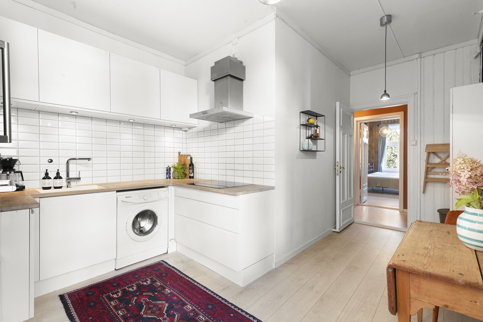 Kjøkkenet er utstyrt med integrerte hvitevarer som induksjonstopp, stekeovn, oppvaskmaskin og kjøl/frys. Kullfilterventilator over kokesone. Galleribilde