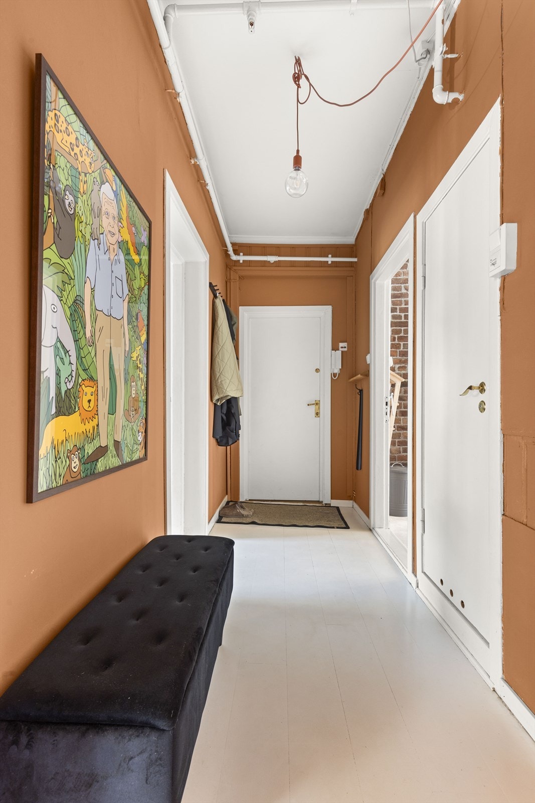 I leiligheten blir du møtt av en flott entré med malte tregulv og ellers malte vegger og himling. I entréen er det god plass til å sette fra seg sko og henge fra seg yttertøy. Galleribilde