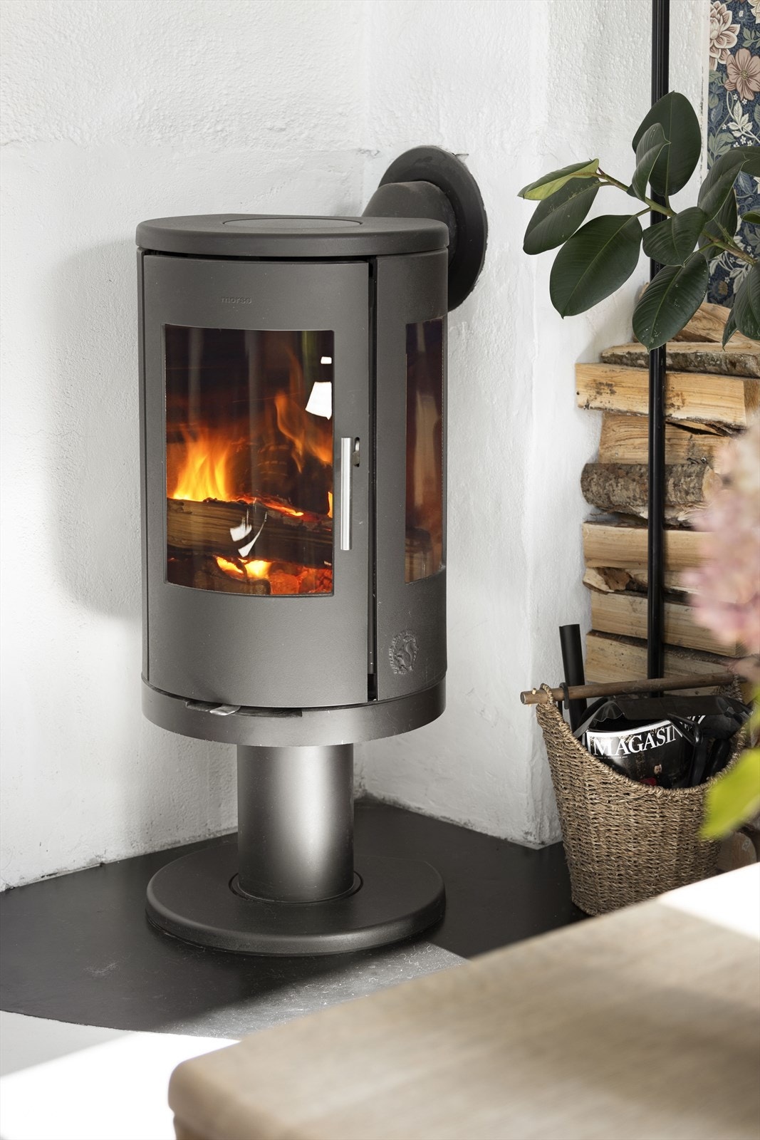 I stuen finner du et hyggelig peisovn som varmer godt på kalde dager. Galleribilde