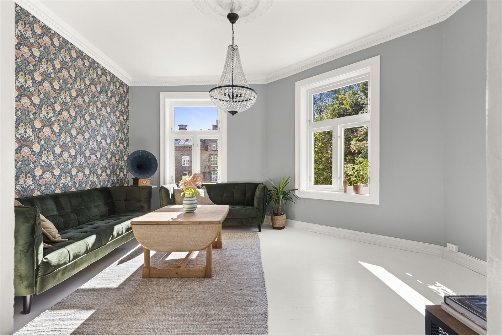 Romslig stue med flere møbleringsmuligheter. Vakker original stukkatur og rosett i tak. Galleribilde