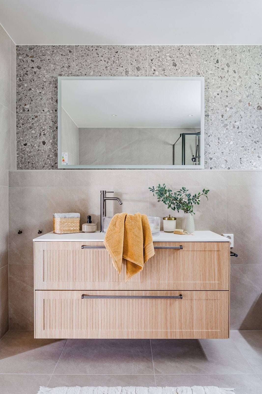 Flott baderomsinnredning fra Scala med skuffer og lys benkeplate med en nydelig ovenpåliggende bolleservant. Stort speil med integrert belysning montert over innredningen. Galleribilde