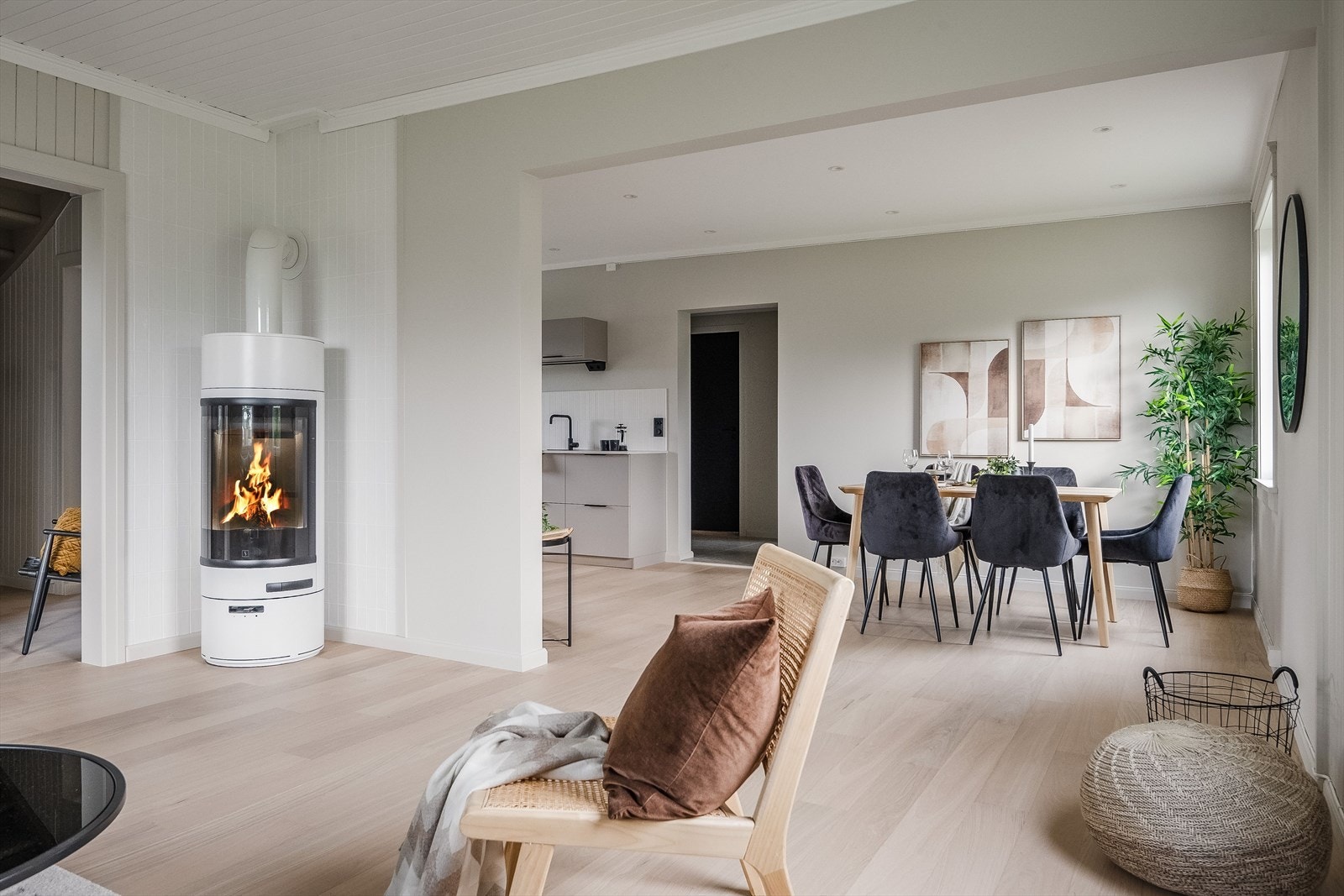 I stuen har du god plass til stor sofagruppe med salongbord. Det er trekt rør for fiber til ytterveggen. Galleribilde