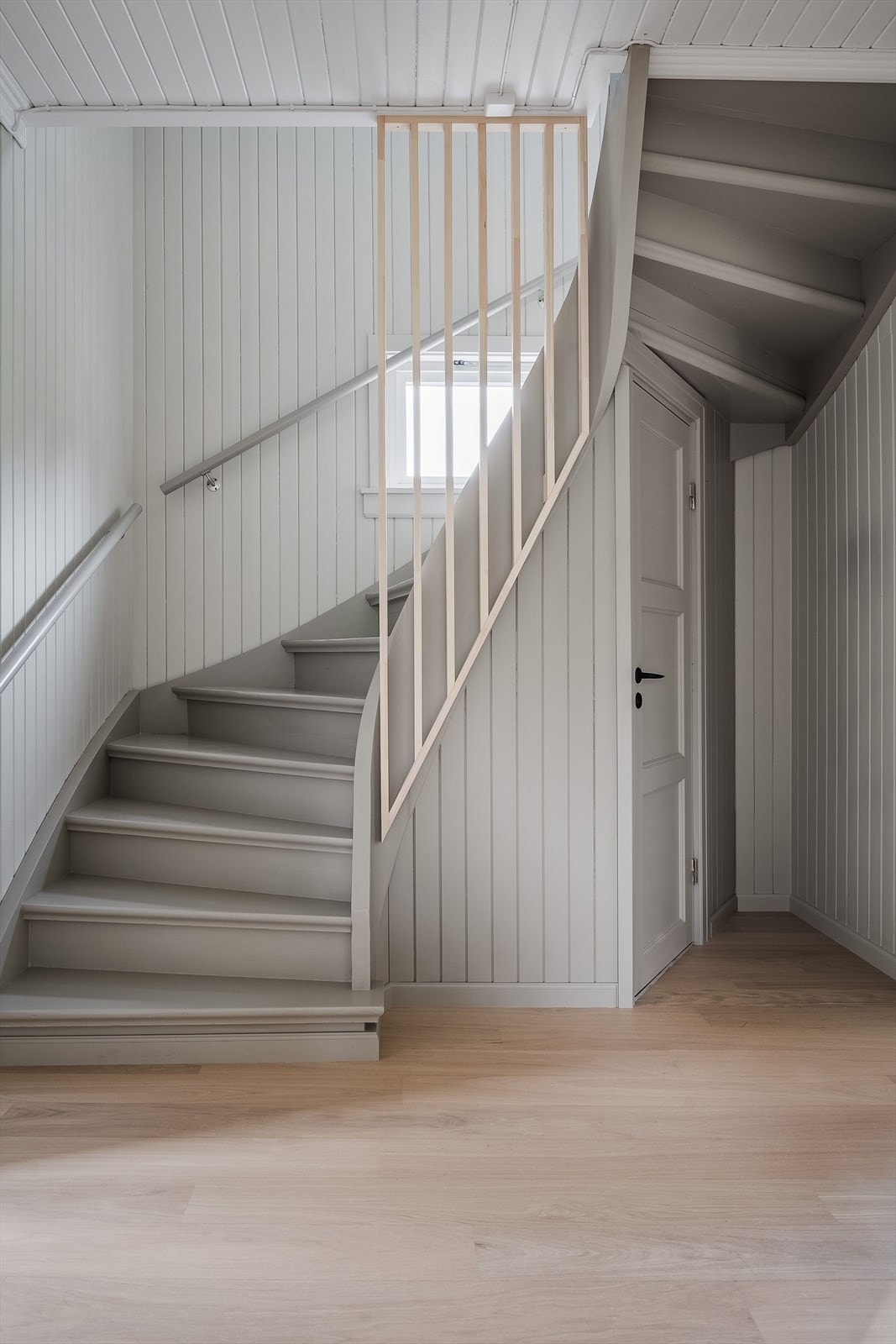 Gang mellom stuen og kjøkkenet med trapp opp til boligens 2. etasje, samt adkomst til kjelleren med kjellerrom. Galleribilde