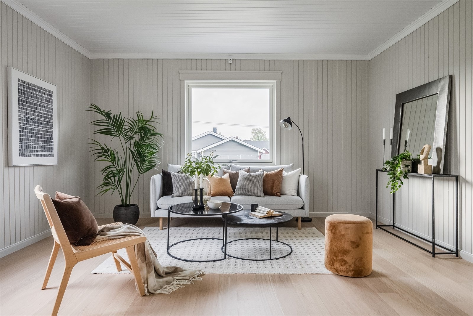 God og moderne standard fra 2024 med pen enstavs parkett på gulv og panel på veggene malt i en fin lys farge. Galleribilde