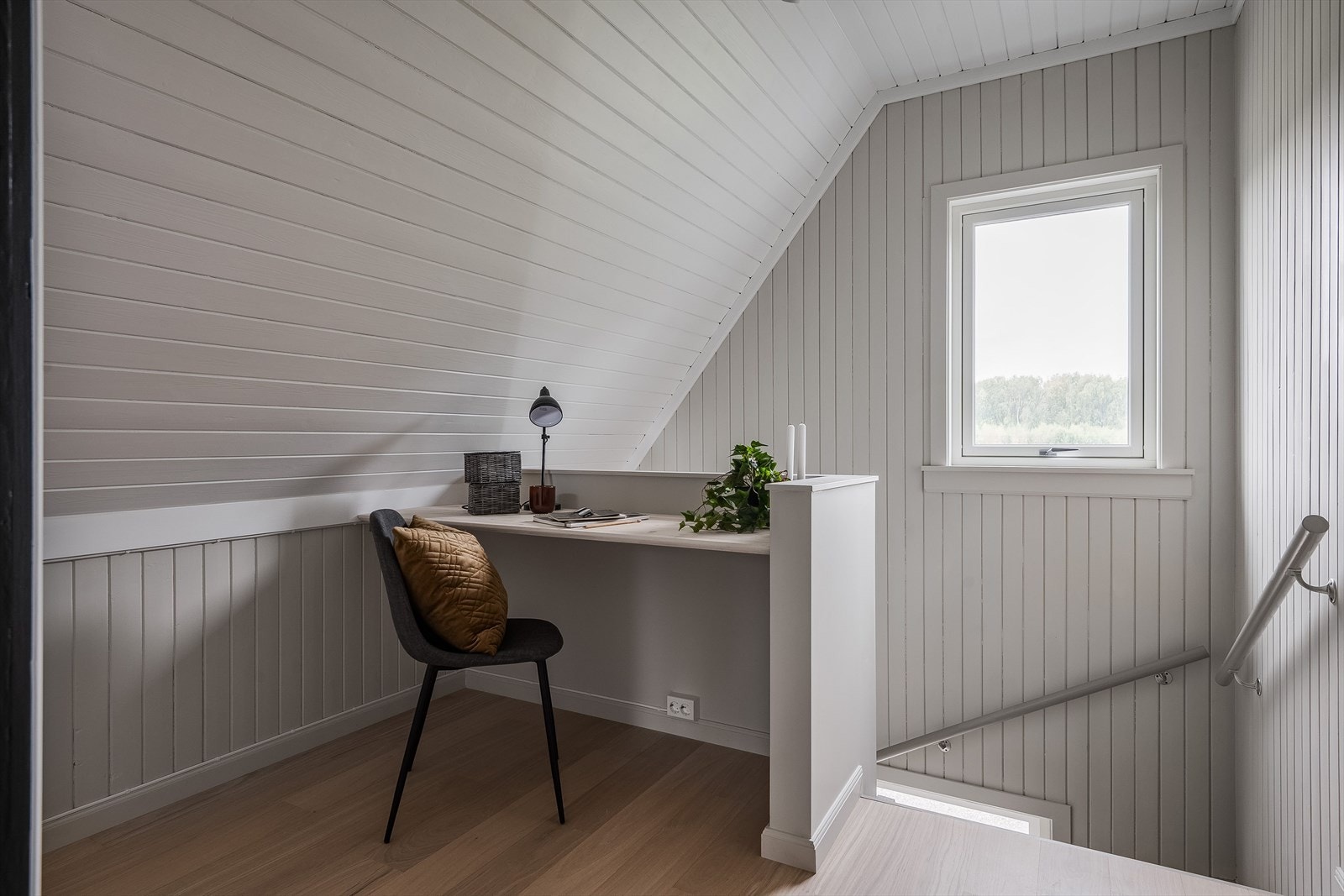 Gang/trapperom i 2. etasje med en fin kontorplass. Galleribilde