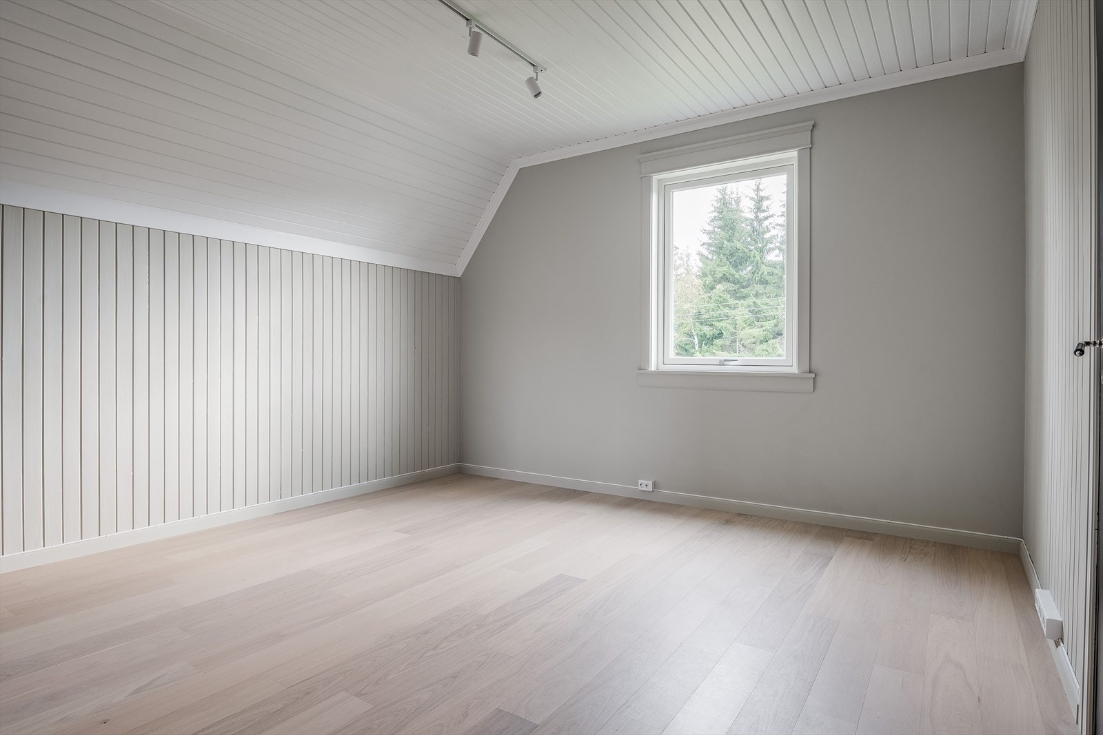 Lys og fin ekstra stue i 2. etasje som også kan benyttes som et soverom om ønskelig. Galleribilde