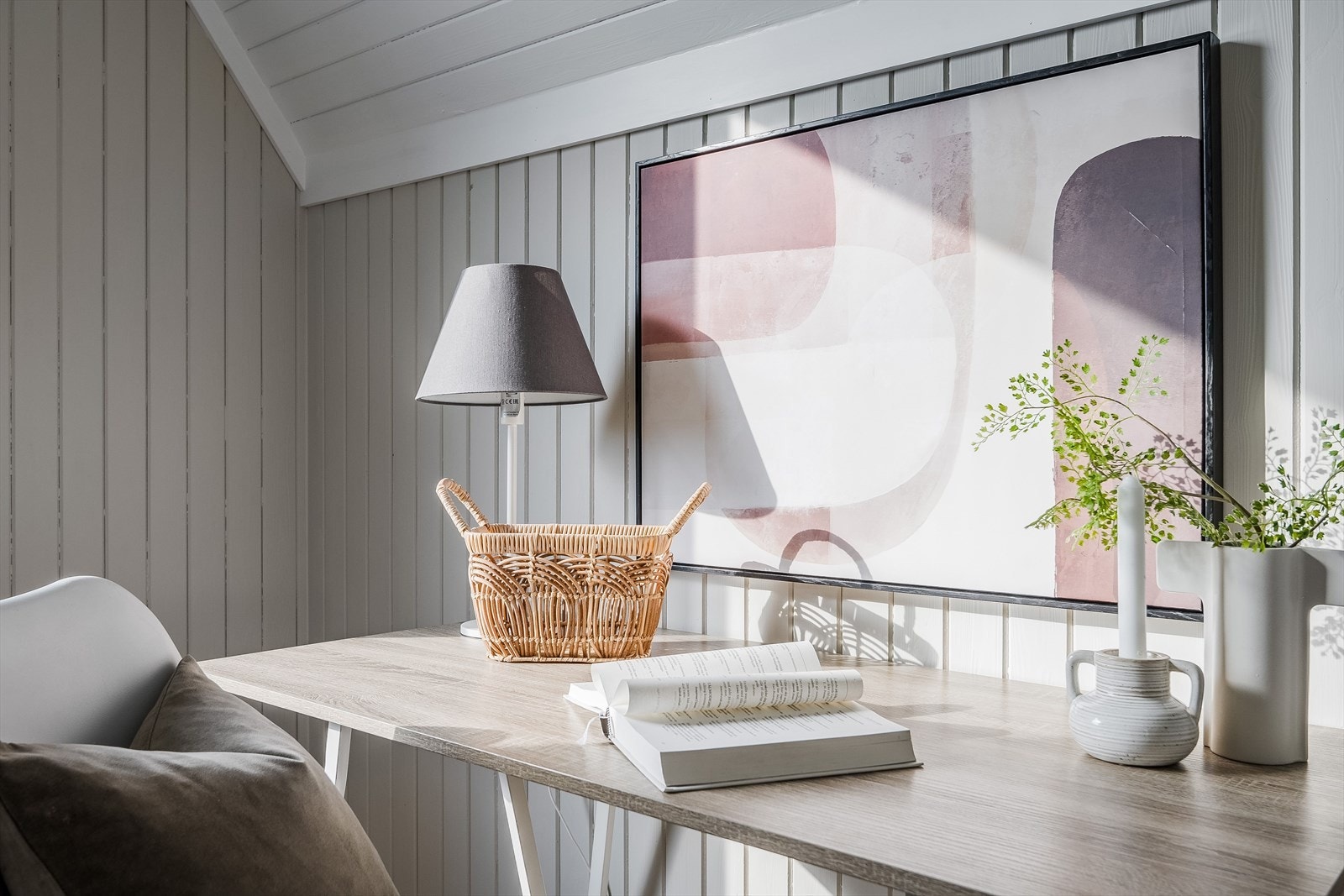 Soverommet har pen enstavs parkett fra 2024 på gulv og panel på veggene malt i 2024. Galleribilde