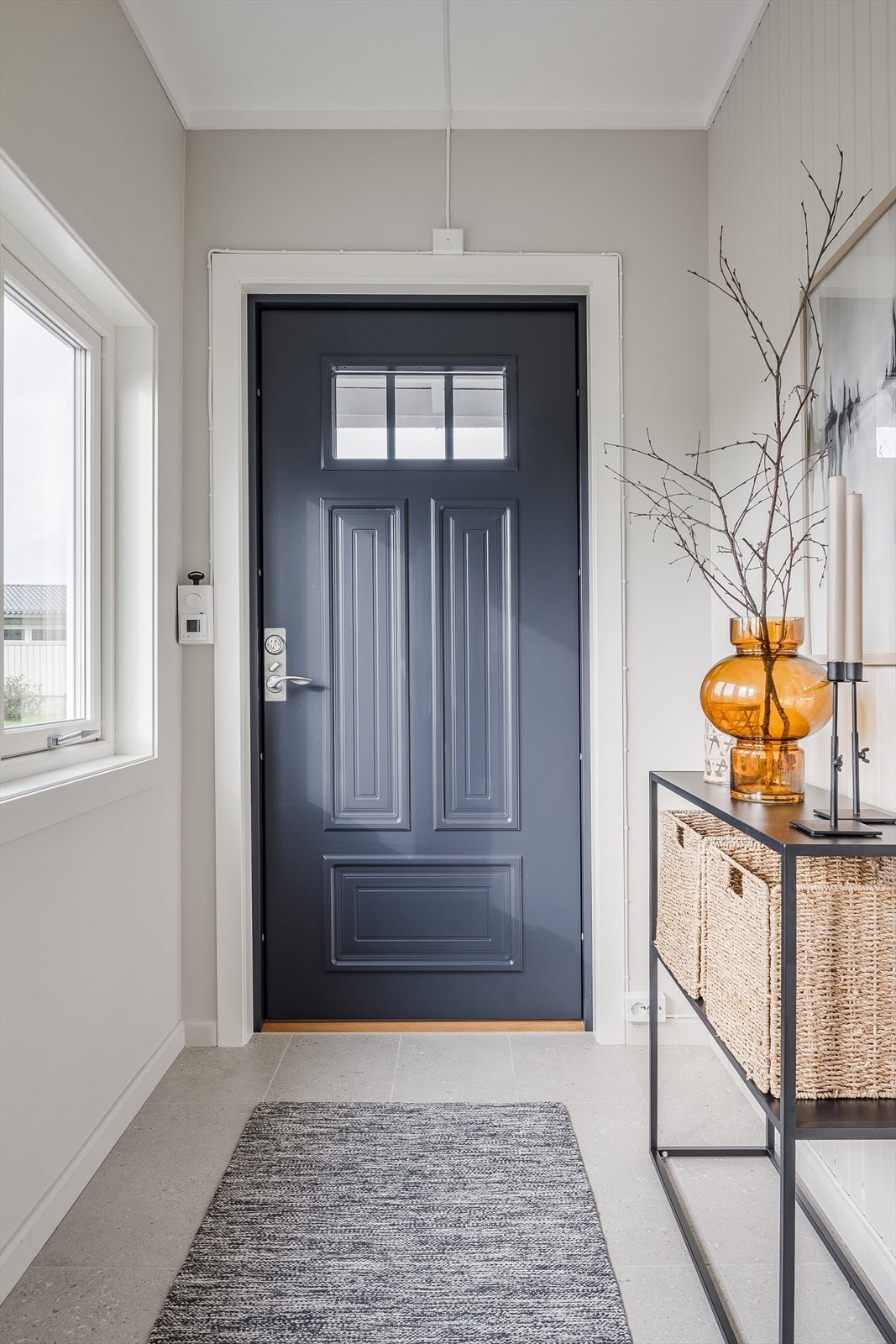 Du ønskes velkommen inn i en lys og innbydende entré med plass til sko og yttertøy. God standard fra 2024 med flislagt med gulvvarme og overflater malt i en lys tidløs farge. Galleribilde