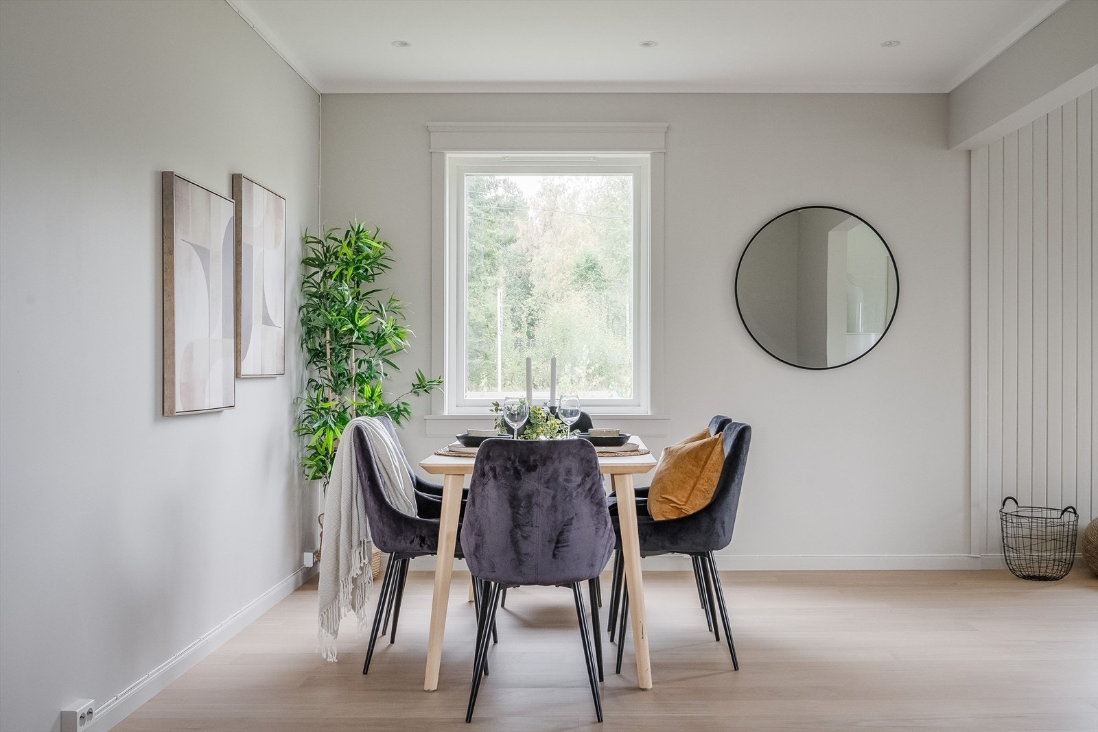 Boligen har flere store vindusflater som slipper inn rikelig med naturlig lys. Galleribilde