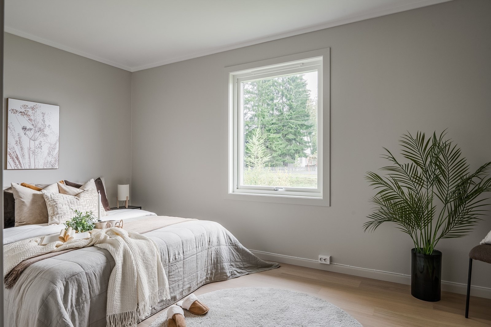 Boligen har et lyst og innbydende hovedsoverom som ligger i 1. etasje i naturlig tilknytning til baderommet. Galleribilde