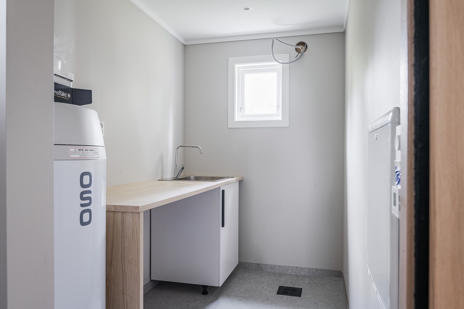 Boligen har også et praktisk vaskerom som ble pusset opp av firma i 2024. Vaskerommet har flislagt gulv med gulvvarme, glatte lysmalte overflater, downlights i himlingen og elektrisk styrt vifte. Galleribilde