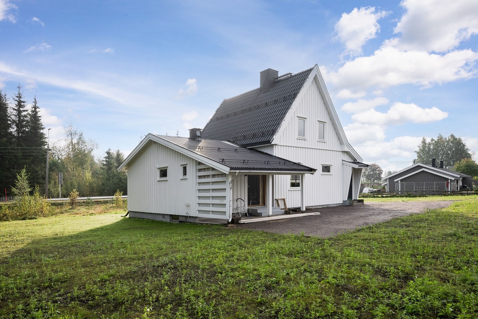 Boligen har en fin beliggenhet på en stor og solrik tomt i et familievennlig og attraktivt boligområde på Hanstad. Fra boligen er det kort vei til dagligvarebutikker med post, barneskole og til flere barnehager. Galleribilde