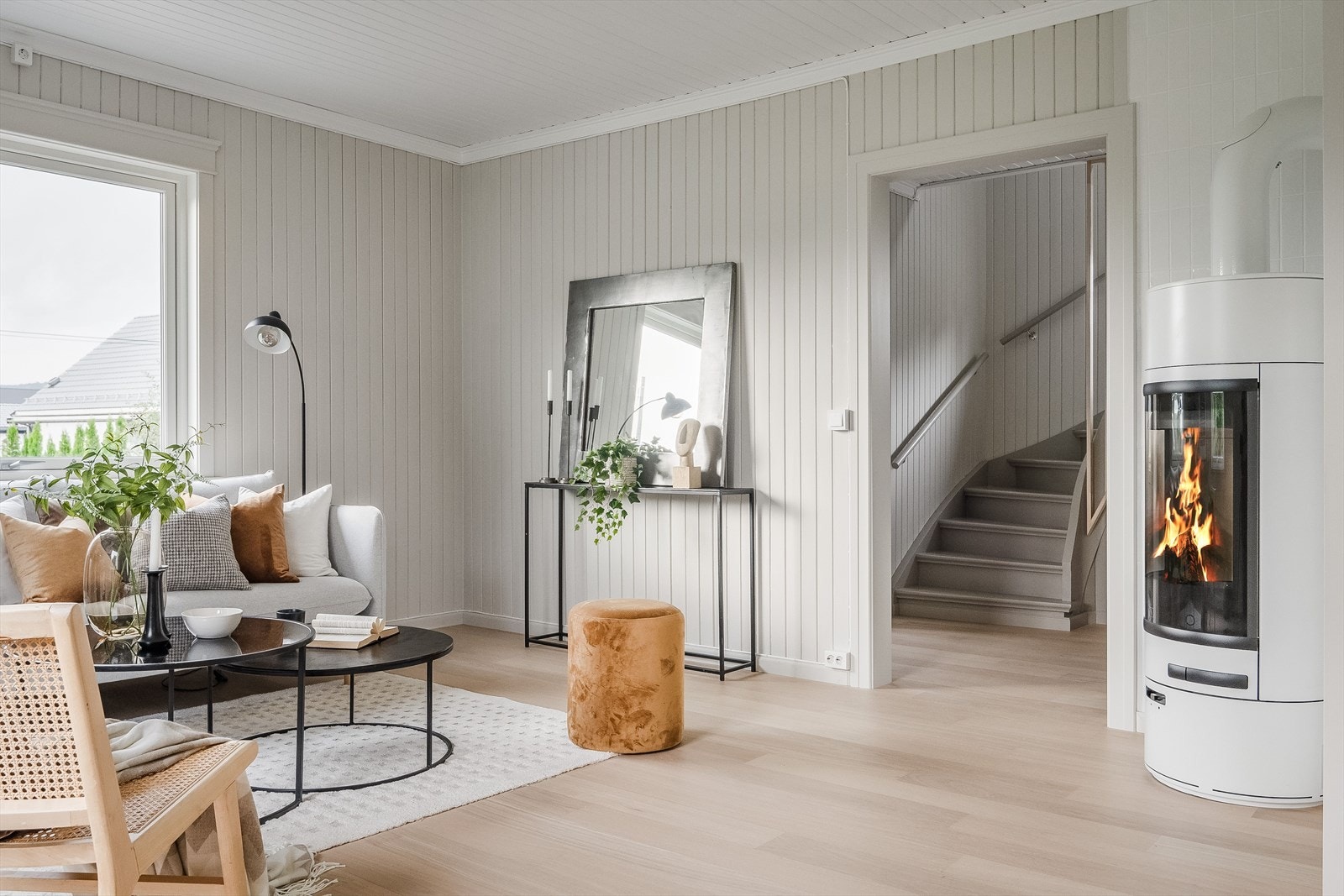 Boligen har en god planløsning over to plan med 2 stuer, 3 soverom, baderom og eget vaskerom. Galleribilde