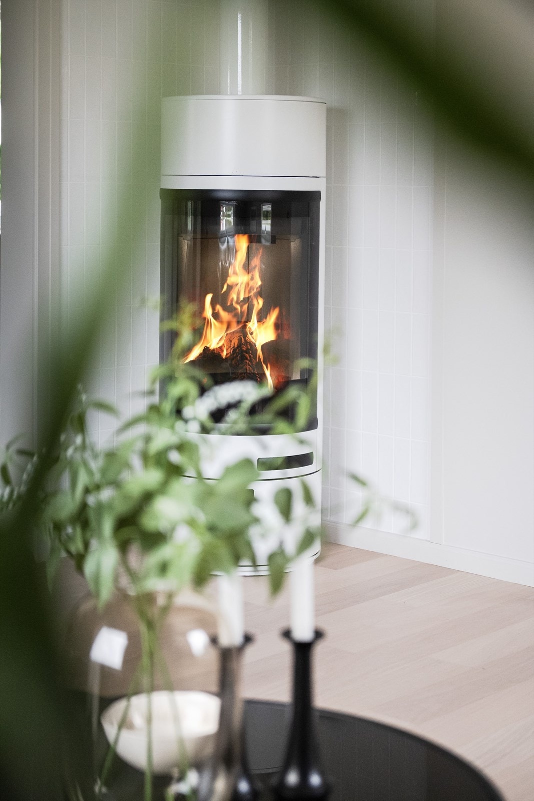 I hjørnet av stuen er det en flott peisovn fra 2024 som både gir god varme og bidrar til ekstra hygge på kaldere vinterdager. Galleribilde