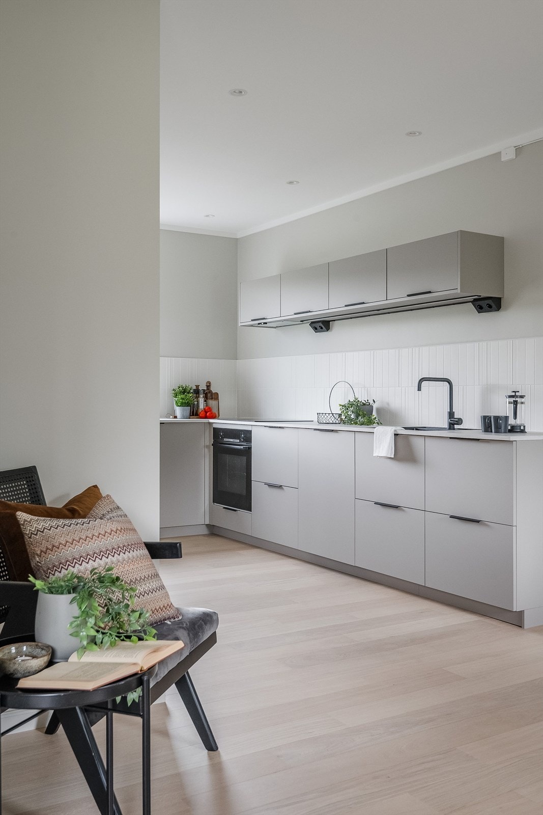 Kjøkkenet ligger i en fin og sosial åpen løsning med spisestuen. Galleribilde